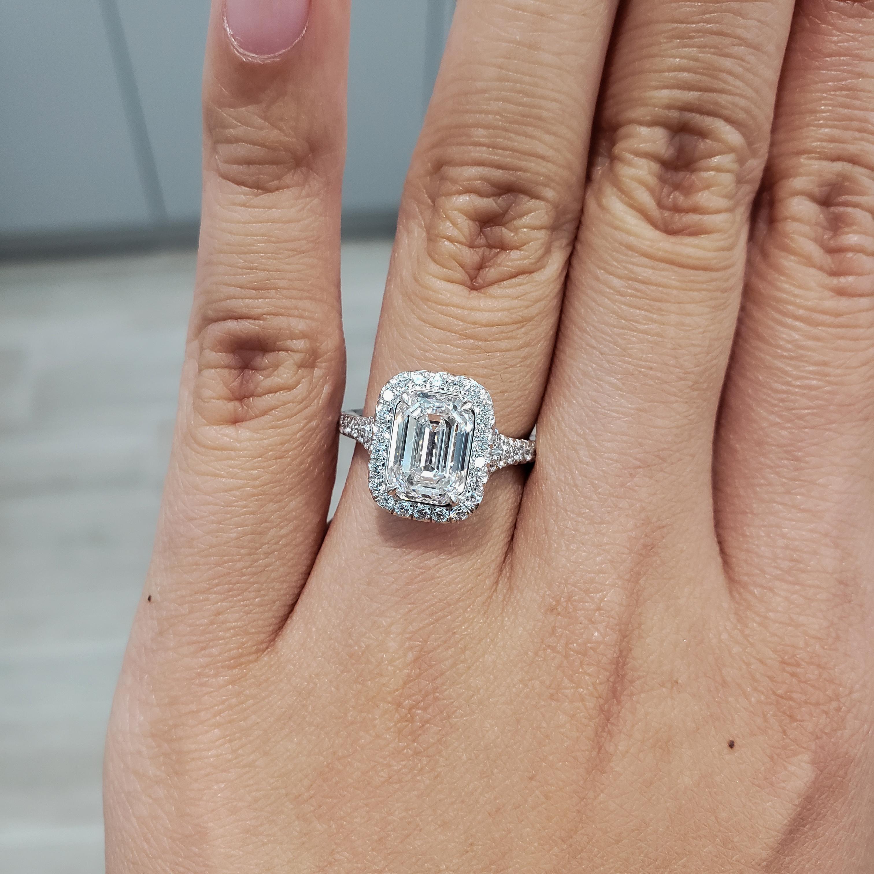 Taille émeraude Roman Malakov Bague de fiançailles avec halo de diamants taille émeraude de 2.51 carat certifiés GIA en vente