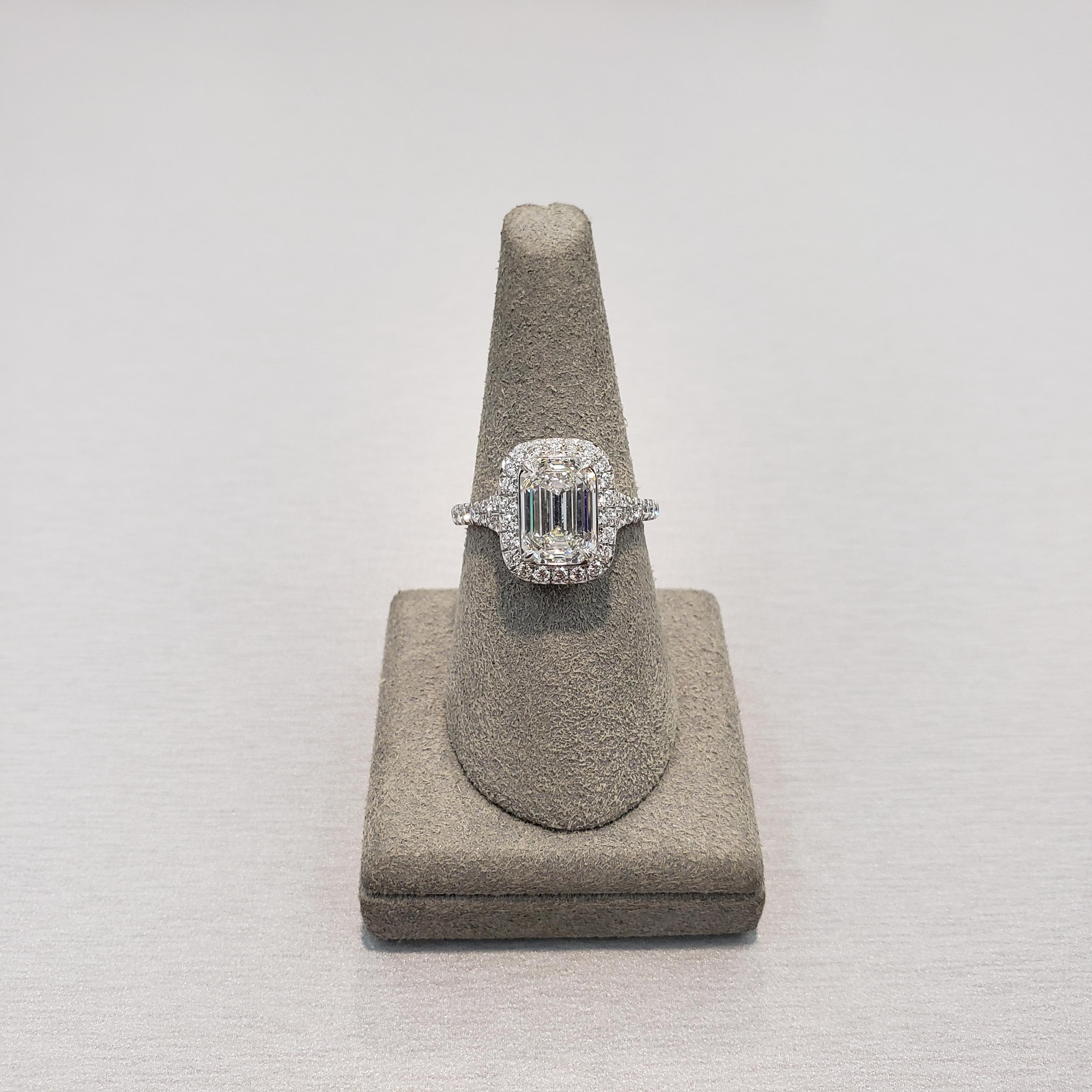 Roman Malakov Verlobungsring mit GIA-zertifiziertem 2.51 Karat Diamant-Halo im Smaragdschliff Damen im Angebot