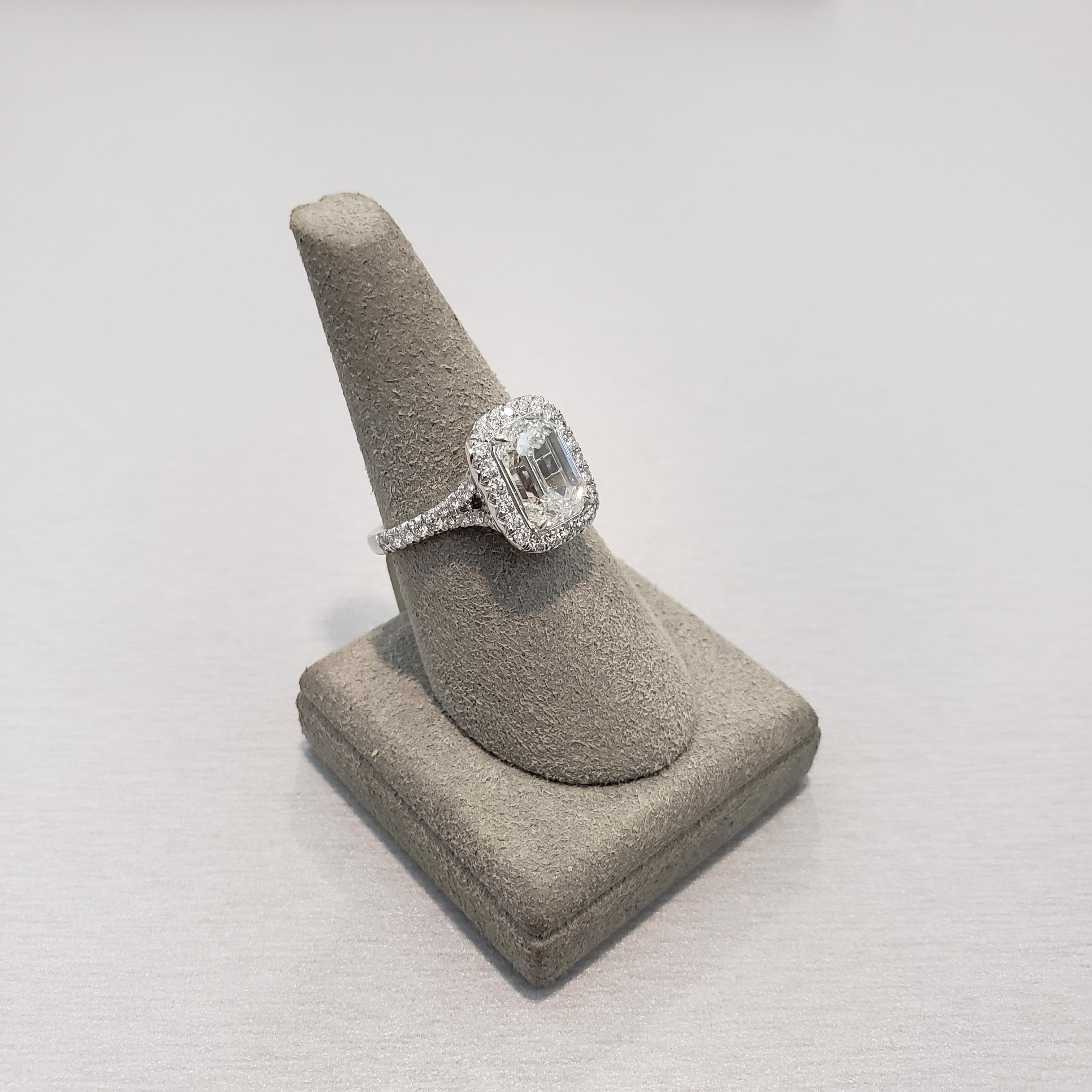 Roman Malakov Bague de fiançailles avec halo de diamants taille émeraude de 2.51 carat certifiés GIA Pour femmes en vente