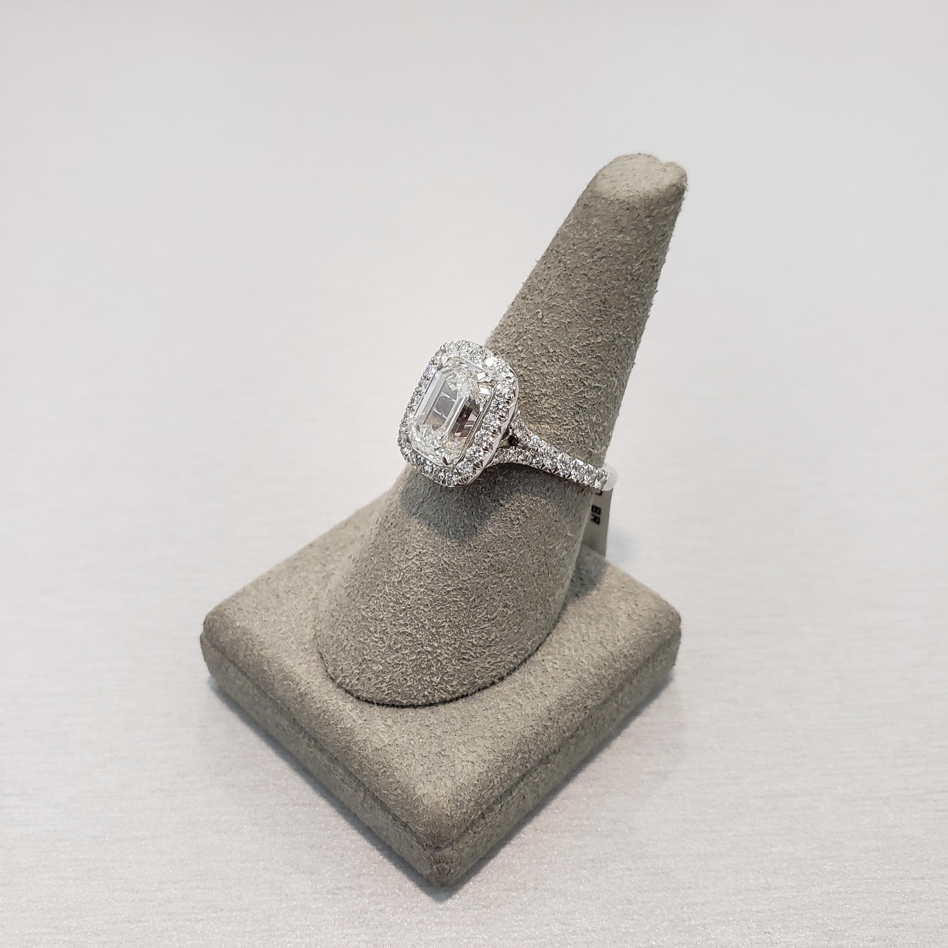 Roman Malakov Bague de fiançailles avec halo de diamants taille émeraude de 2.51 carat certifiés GIA en vente 1