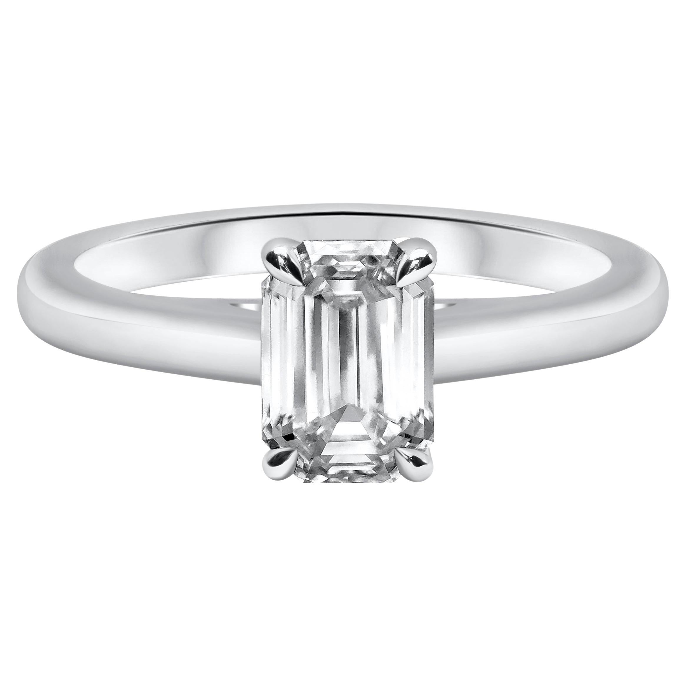 GIA Certified 1.21 Carats Total Emerald Cut Diamond Solitaire Engagement Ring en vente