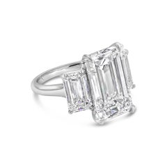 Anillo de compromiso de tres piedras con diamante talla esmeralda certificado por el GIA de 9.82 quilates