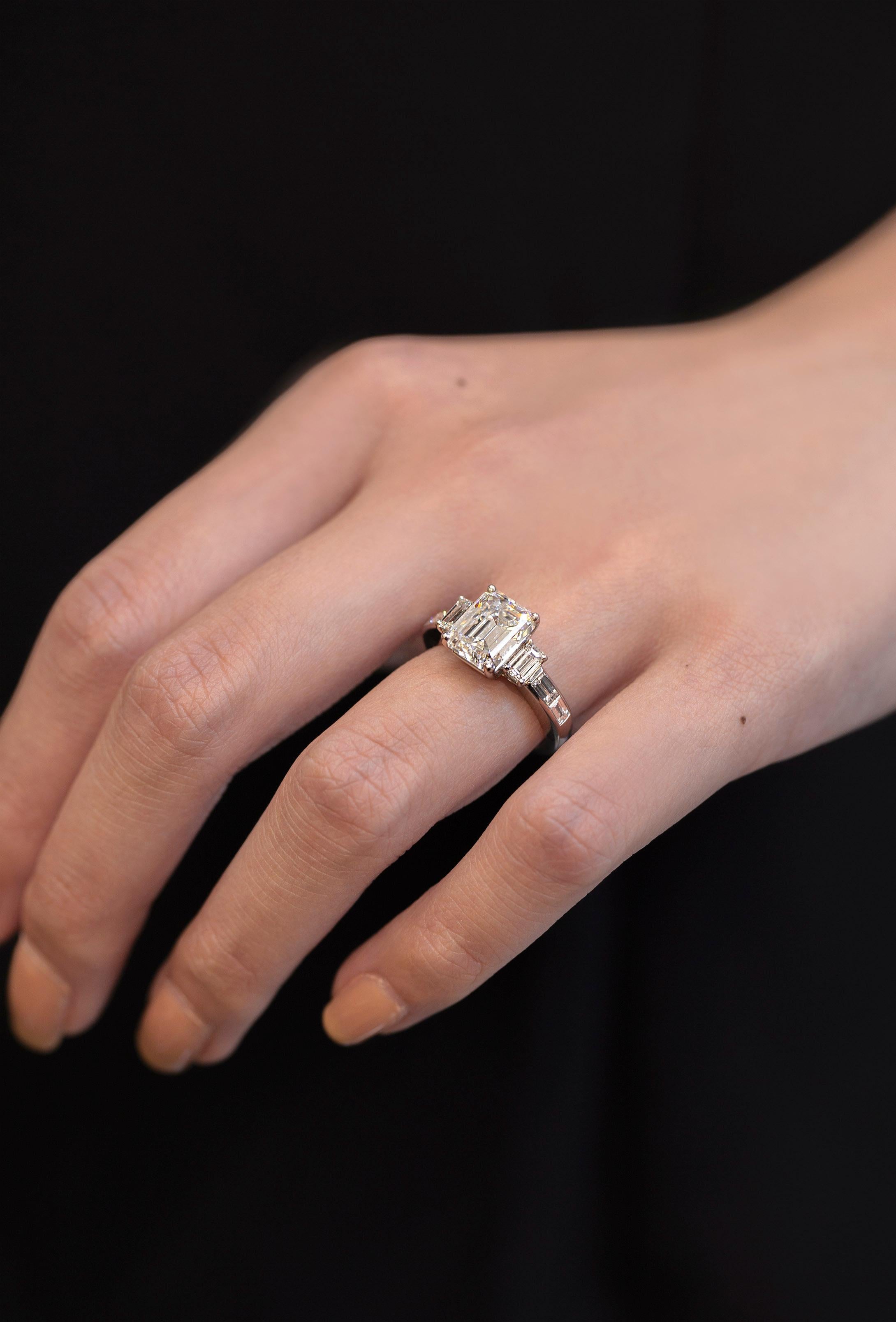 Contemporain Bague de fiançailles à trois pierres certifiée GIA 3,36 carats de diamant taille émeraude totale en vente