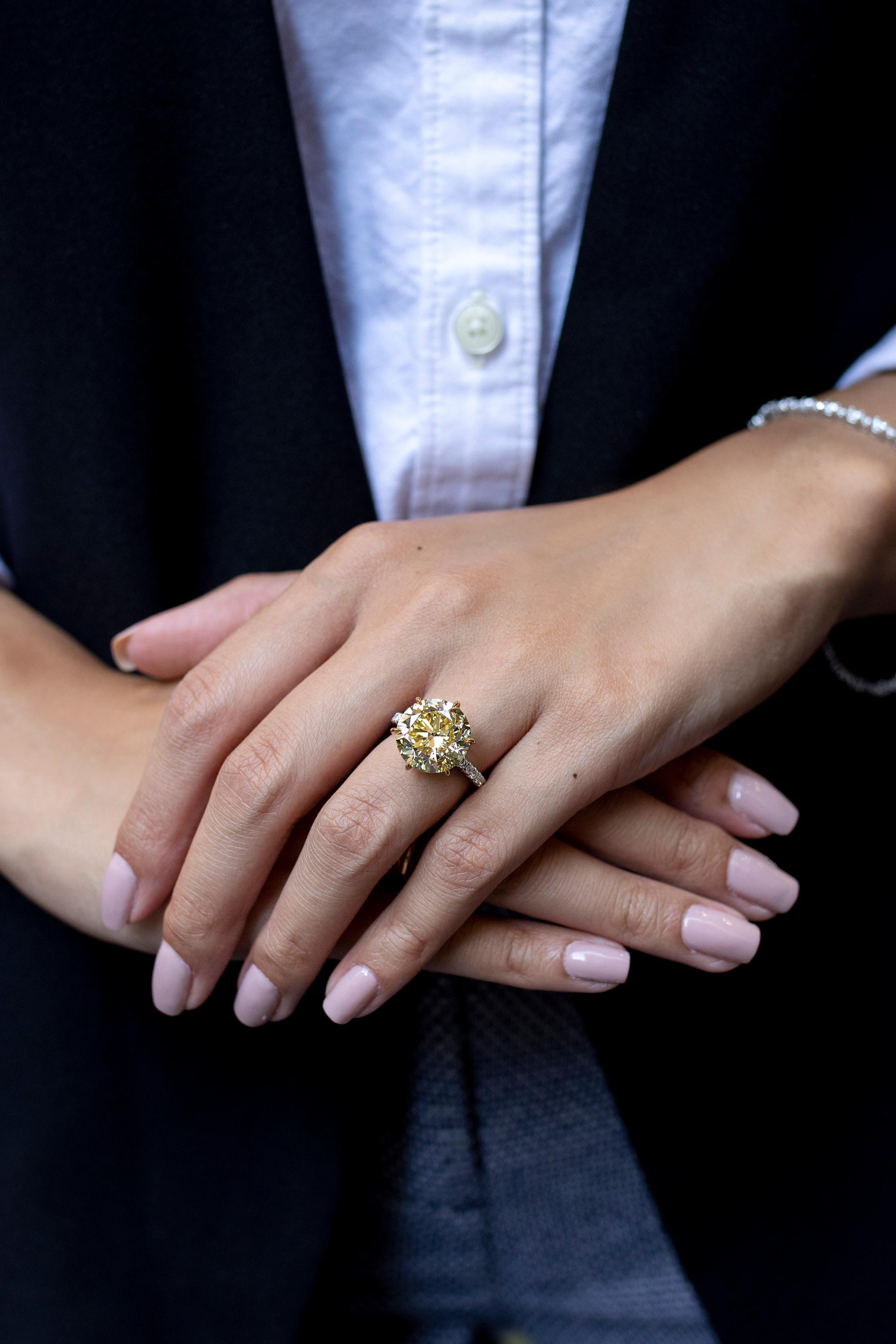 De las mujeres Roman Malakov Anillo de compromiso de diamantes amarillos intensos con certificación GIA en venta