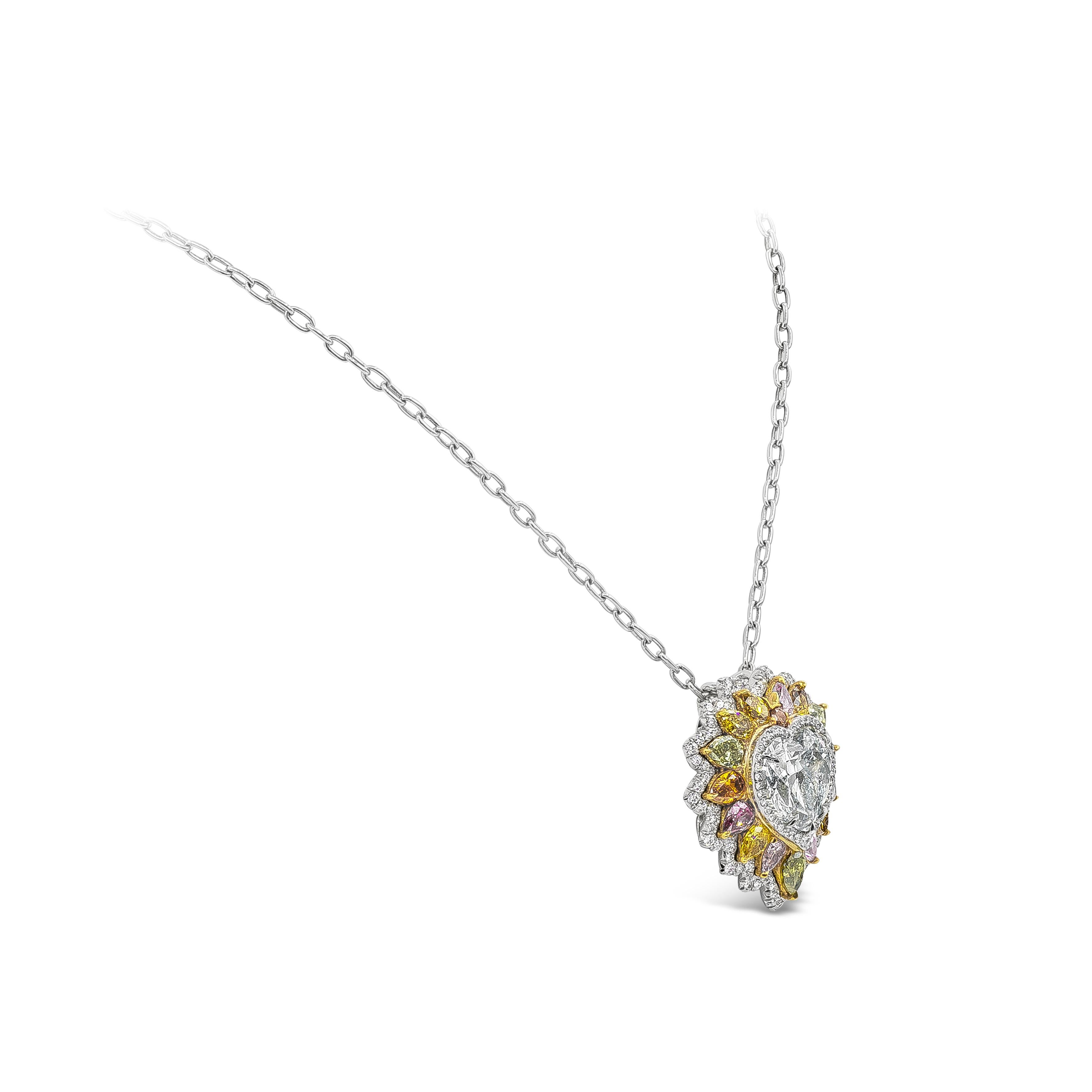 Halskette mit GIA-zertifiziertem 10,02 Karat herzförmigem Diamant-Löwen-Halo-Anhänger (Herzschliff) im Angebot