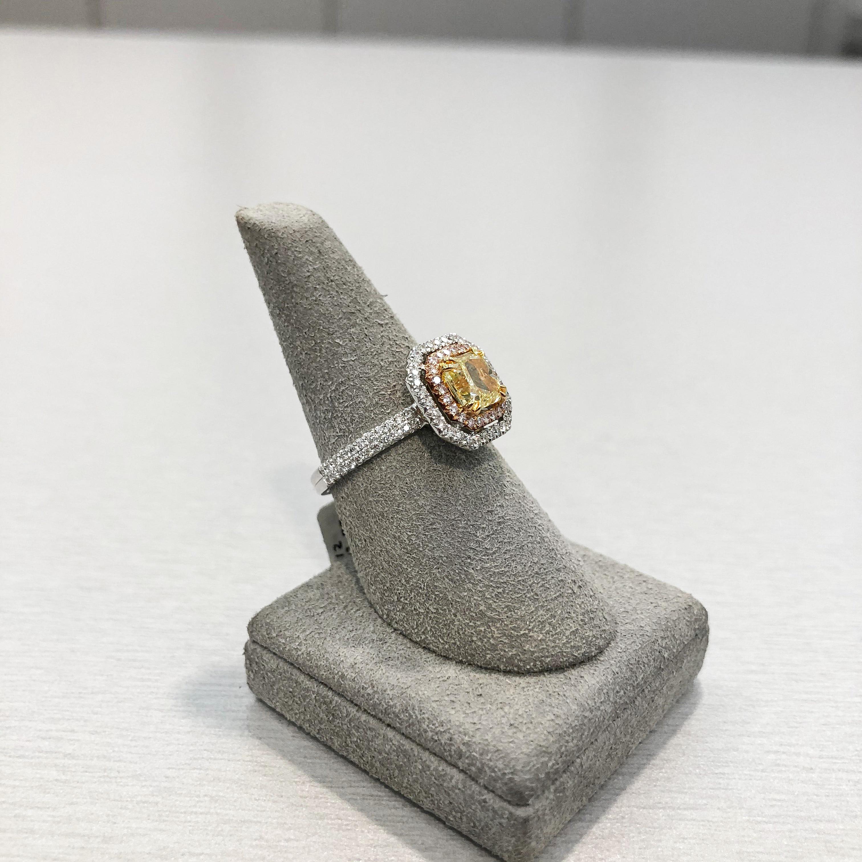 Verlobungsring mit 1,16 Karat gelbem Fancy-Diamant im Strahlenschliff mit doppeltem Halo im Angebot 2