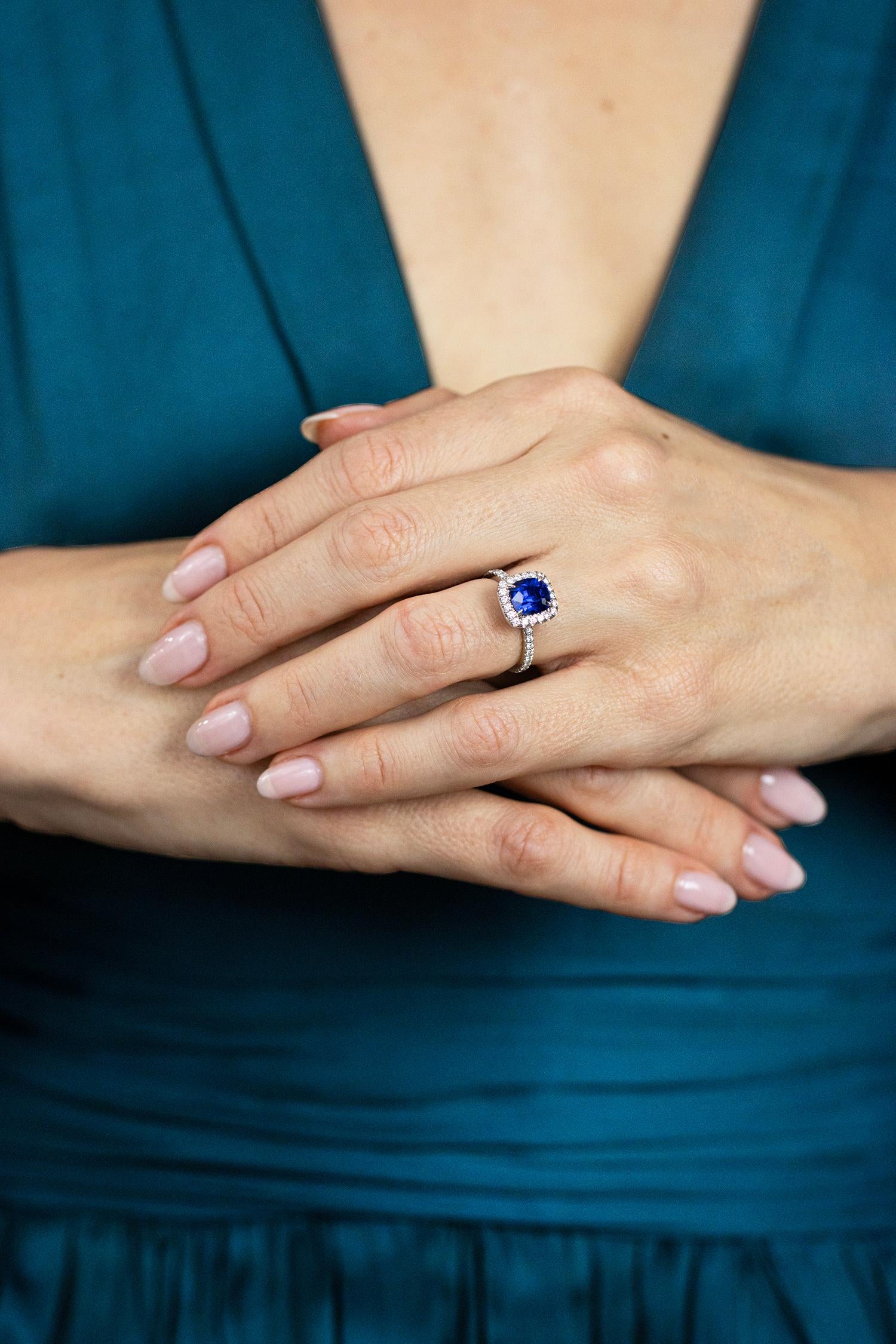 Women's GIA Certified 2.75 Carats Cushion Cut Sapphire & Diamond Halo Engagement Ring For Sale