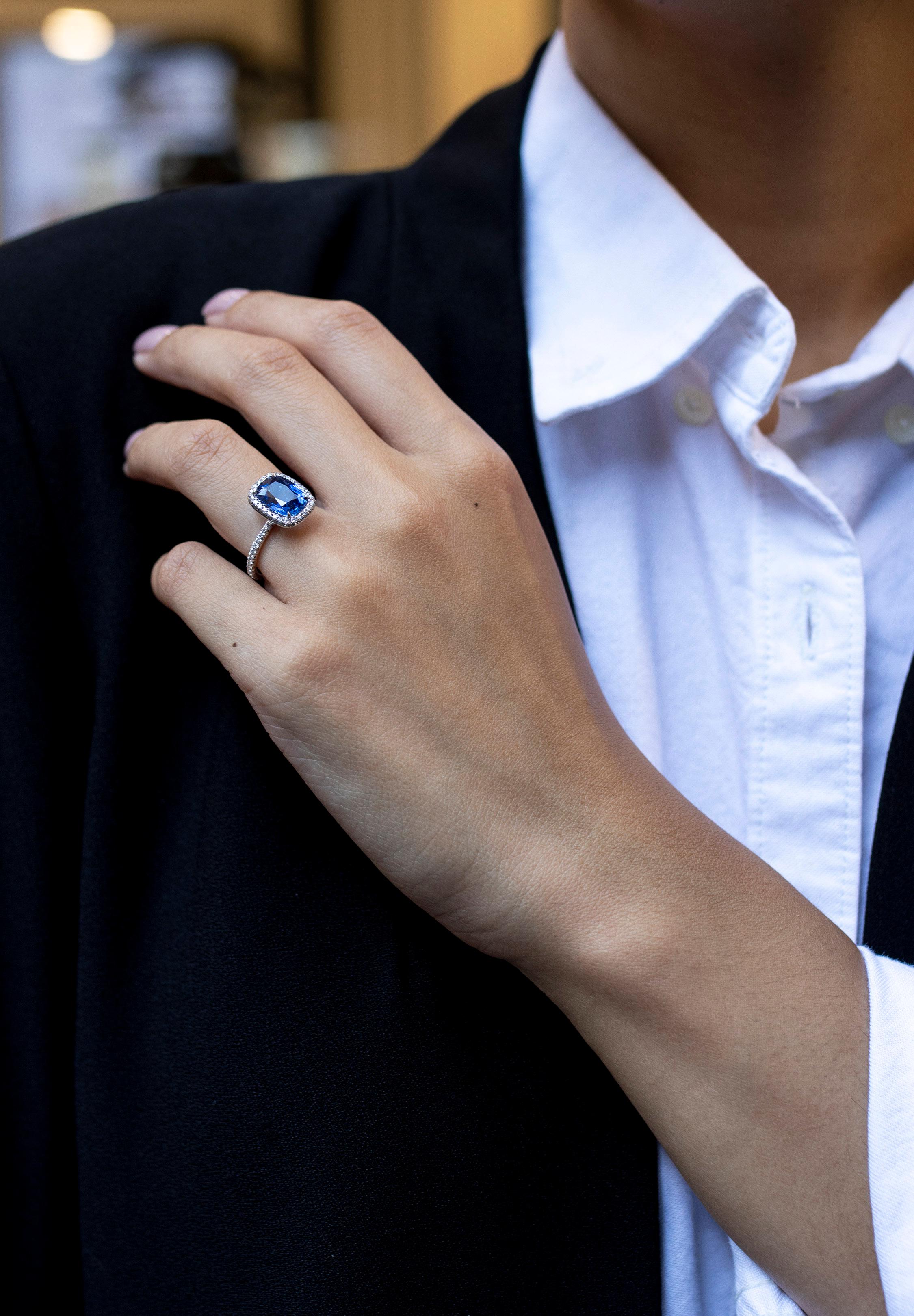 Verlobungsring mit GIA-zertifiziertem 3,37 Karat Saphir im Kissenschliff mit Diamant-Halo mit Halo im Zustand „Neu“ im Angebot in New York, NY