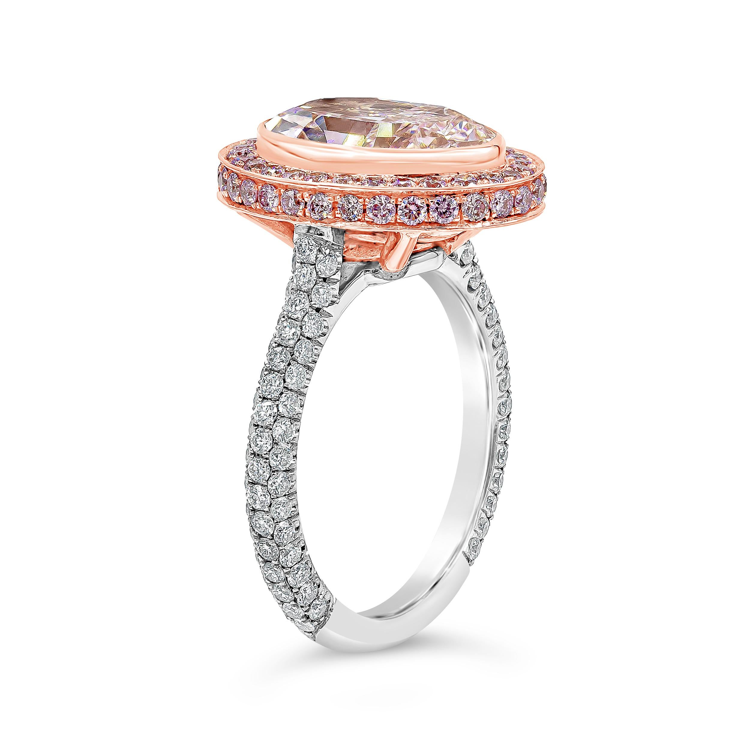 Contemporain Bague de fiançailles avec halo de diamants rose clair fantaisie de 3,66 carats de taille ovale certifiés GIA en vente