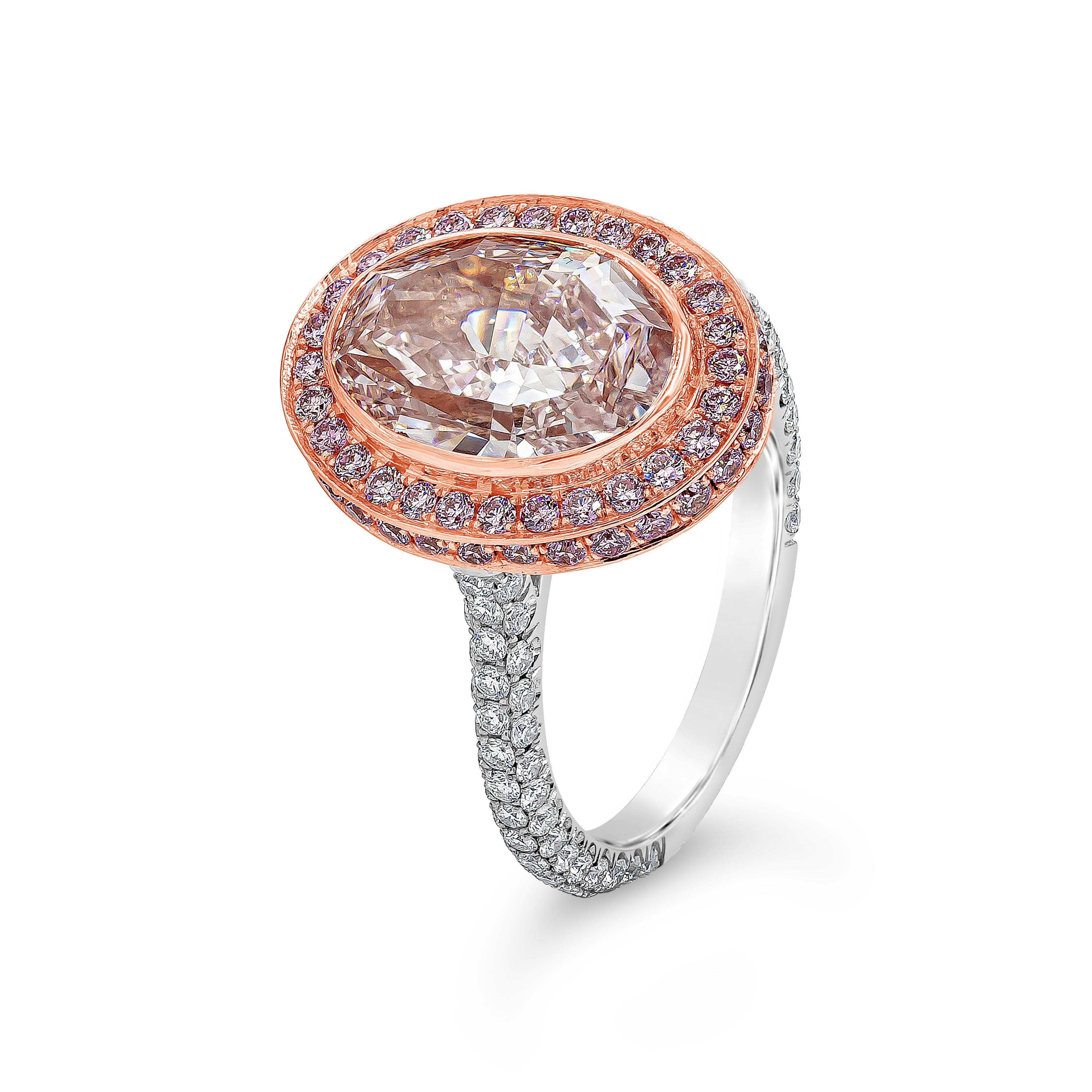 Taille ovale Bague de fiançailles avec halo de diamants rose clair fantaisie de 3,66 carats de taille ovale certifiés GIA en vente