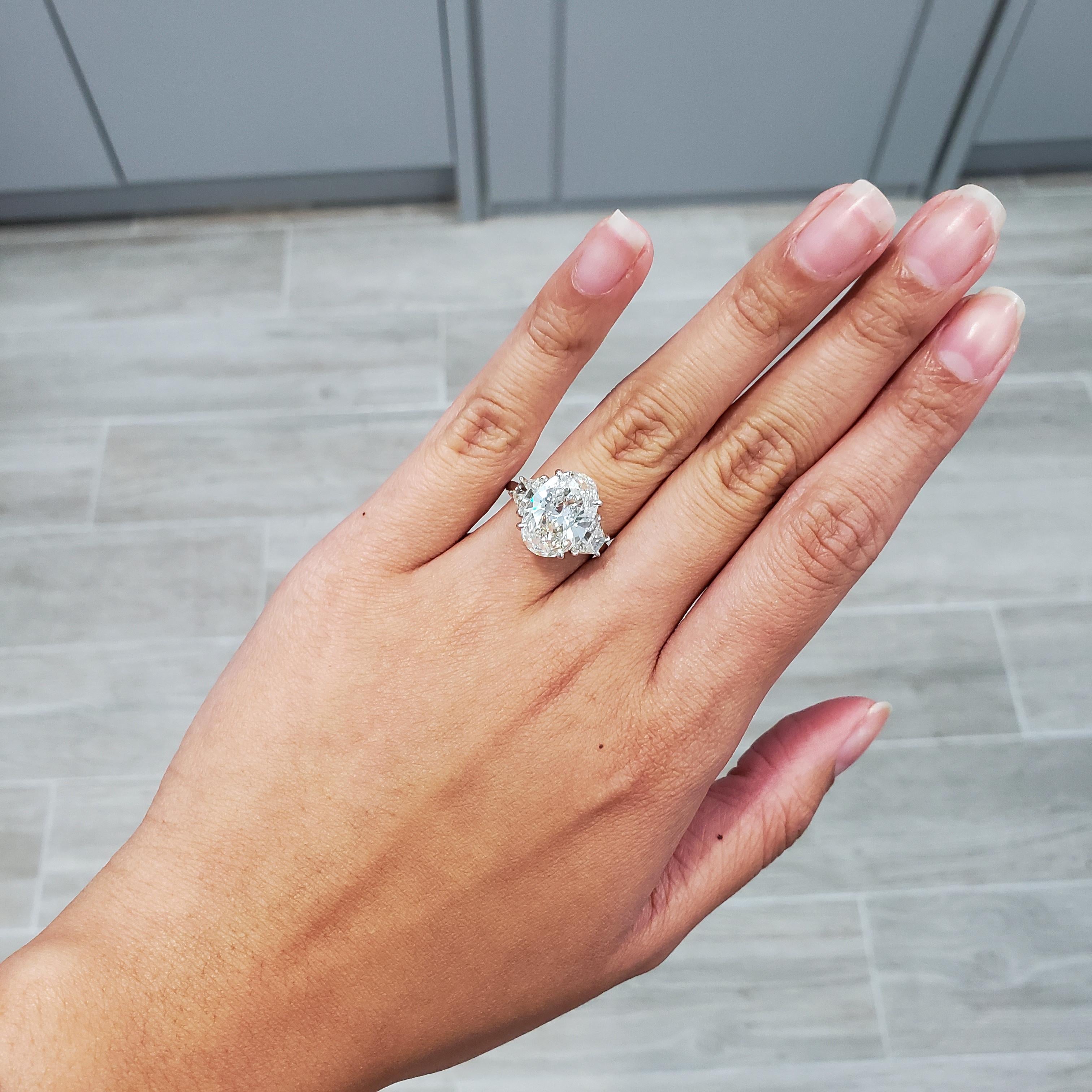 Verlobungsring mit drei Steinen, GIA-zertifizierter 5.09 Karat Diamant im Ovalschliff im Zustand „Neu“ im Angebot in New York, NY