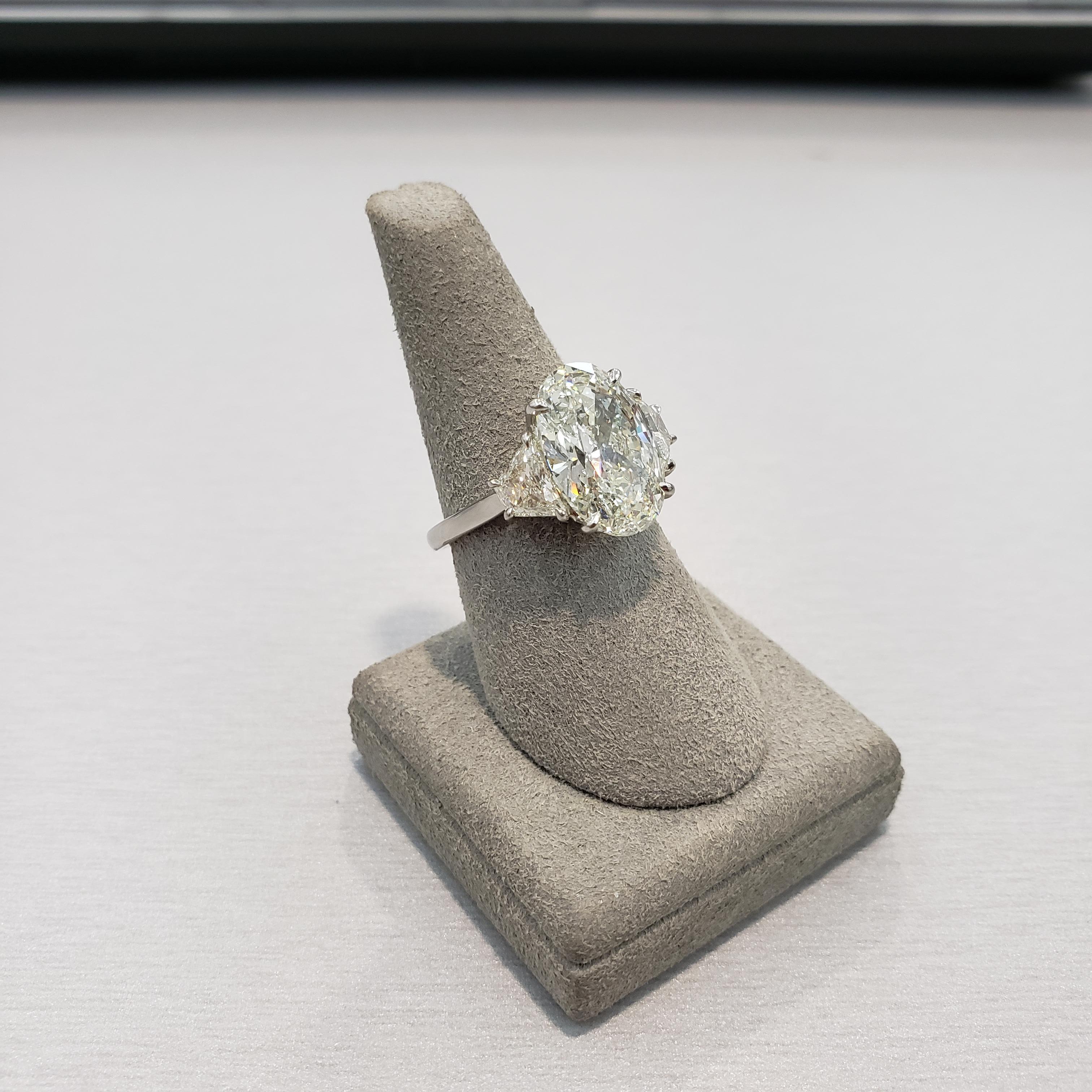 Verlobungsring mit drei Steinen, GIA-zertifizierter 5.09 Karat Diamant im Ovalschliff im Angebot 1