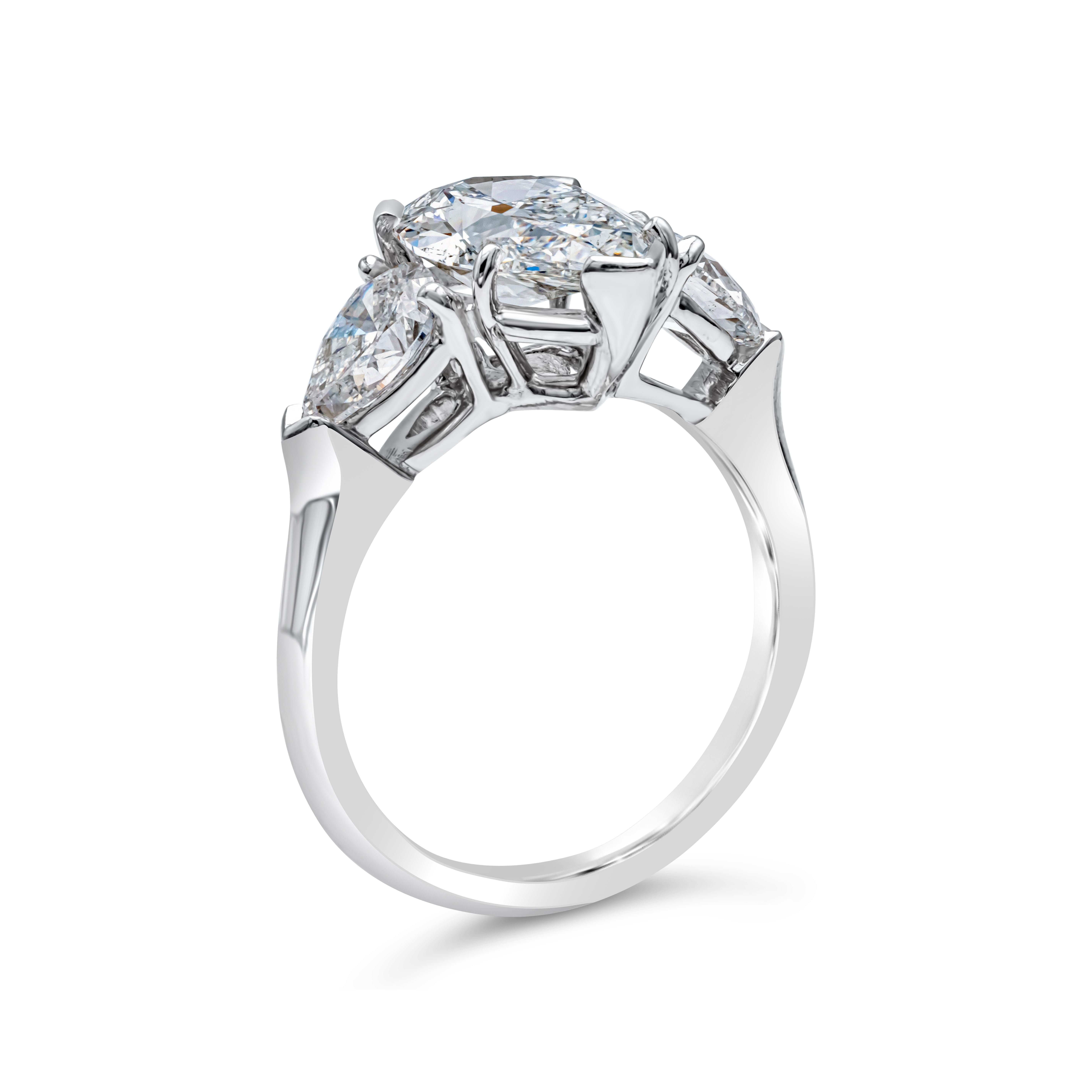 Contemporain Bague de fiançailles à trois pierres certifiée GIA 1,88 carats diamant en forme de poire en vente