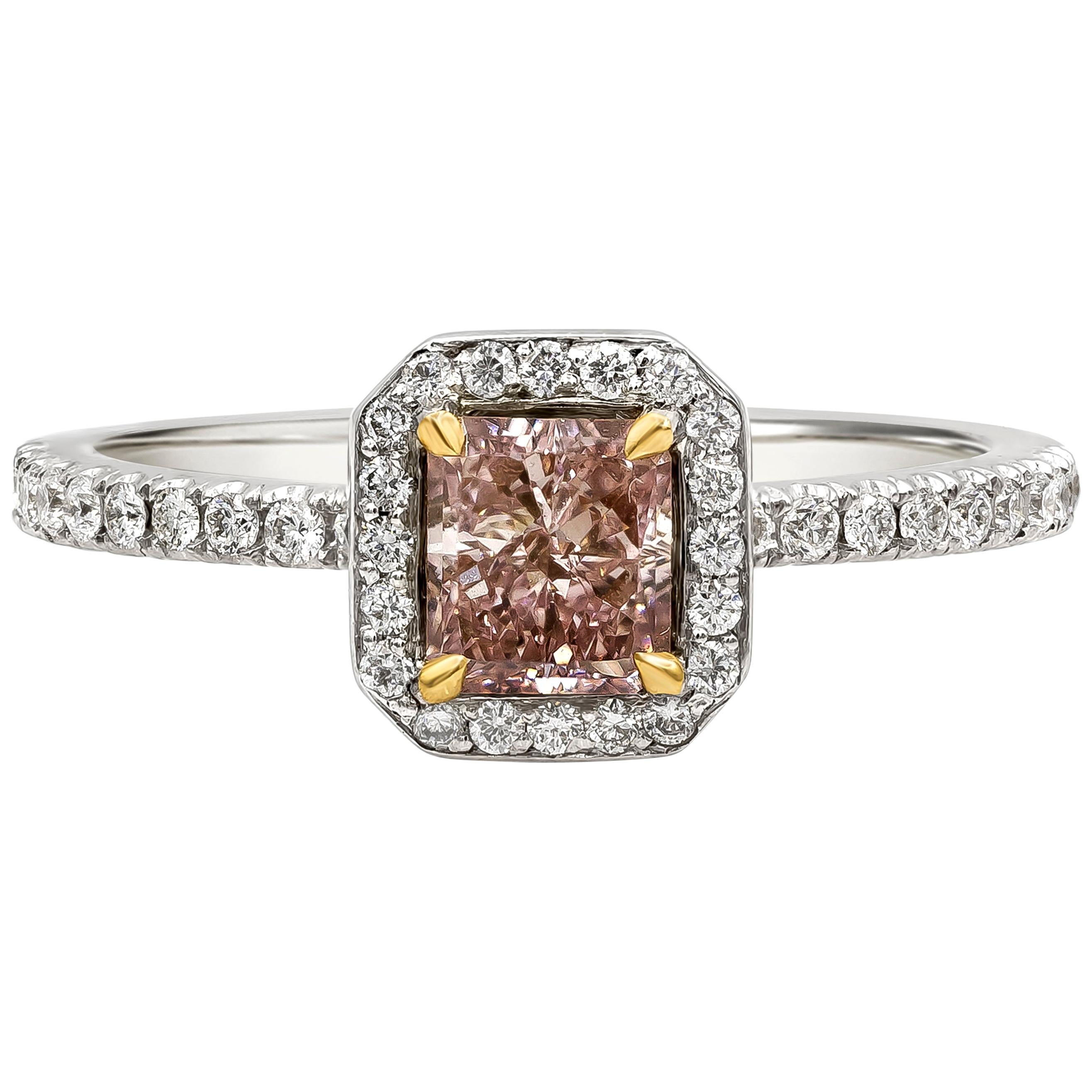 Anillo de compromiso de diamantes talla cojín rosa anaranjado fantasía de 0,73 quilates certificado por el GIA