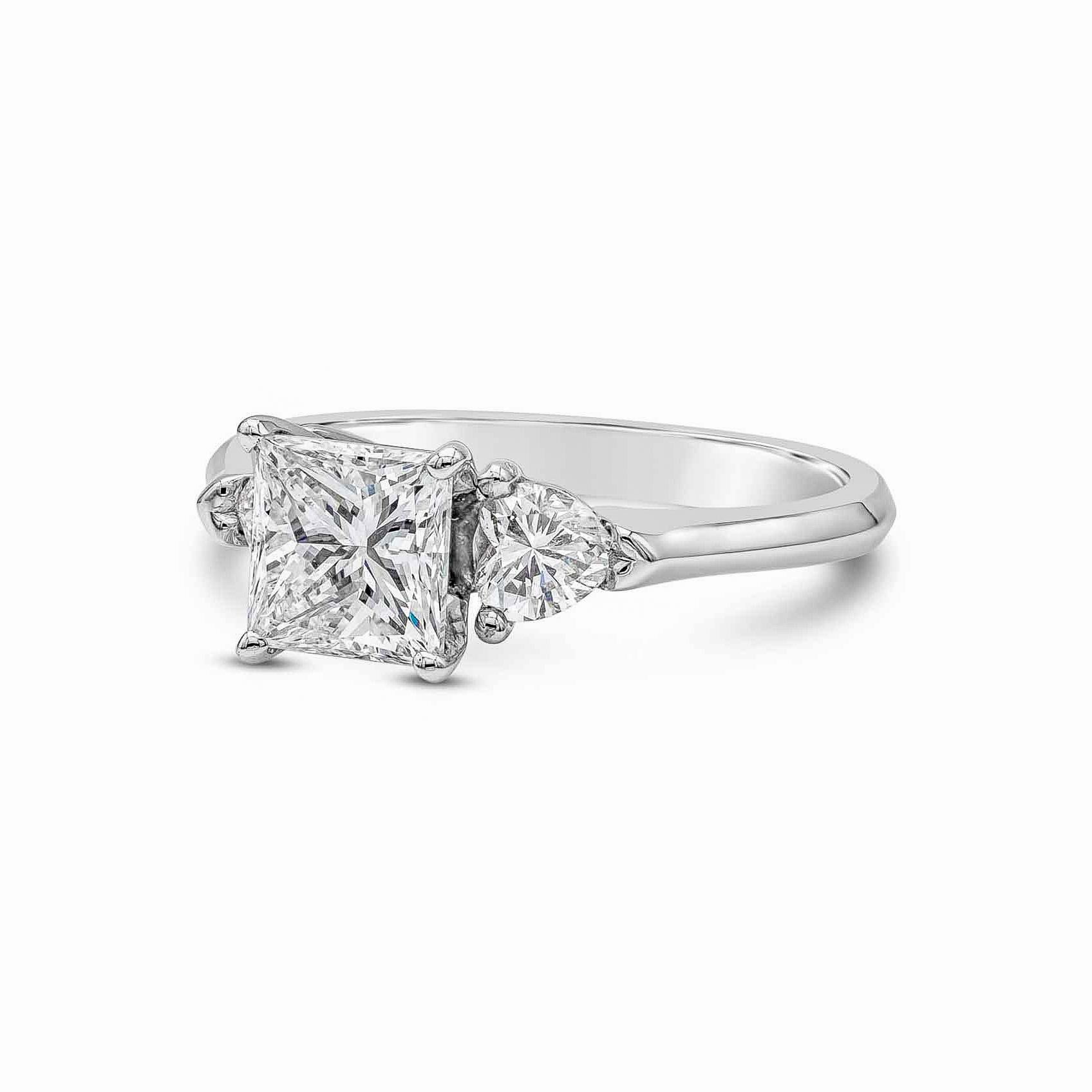 Verlobungsring mit drei Steinen, GIA-zertifizierter 1.32 Karat Diamant im Prinzessinnenschliff (Moderne) im Angebot