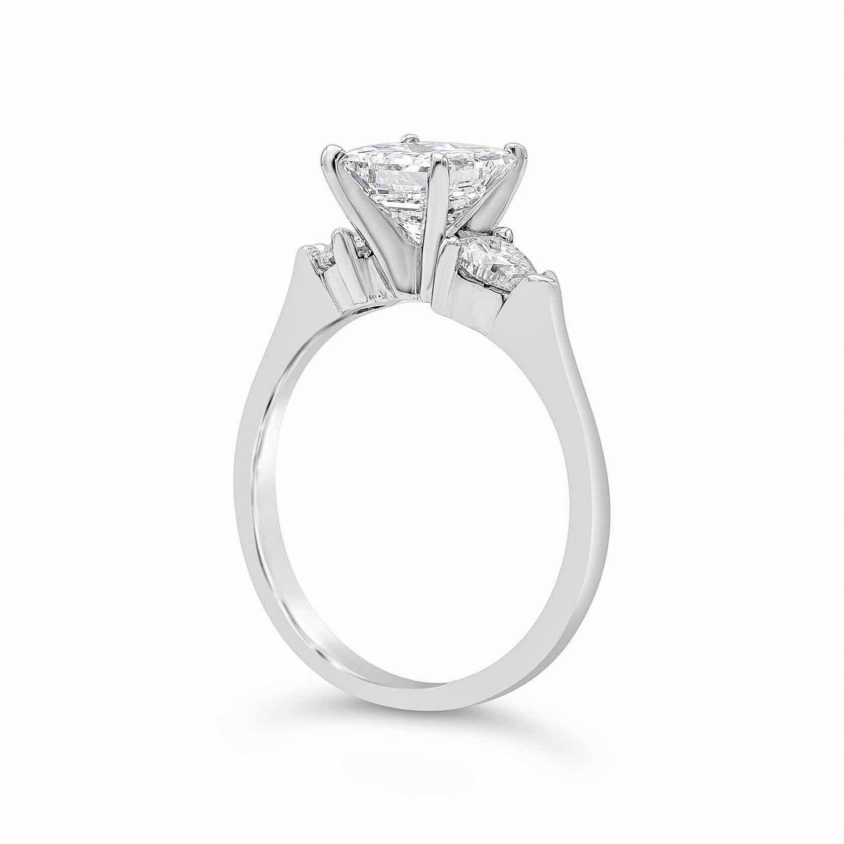 Verlobungsring mit drei Steinen, GIA-zertifizierter 1.32 Karat Diamant im Prinzessinnenschliff (Carréschliff) im Angebot