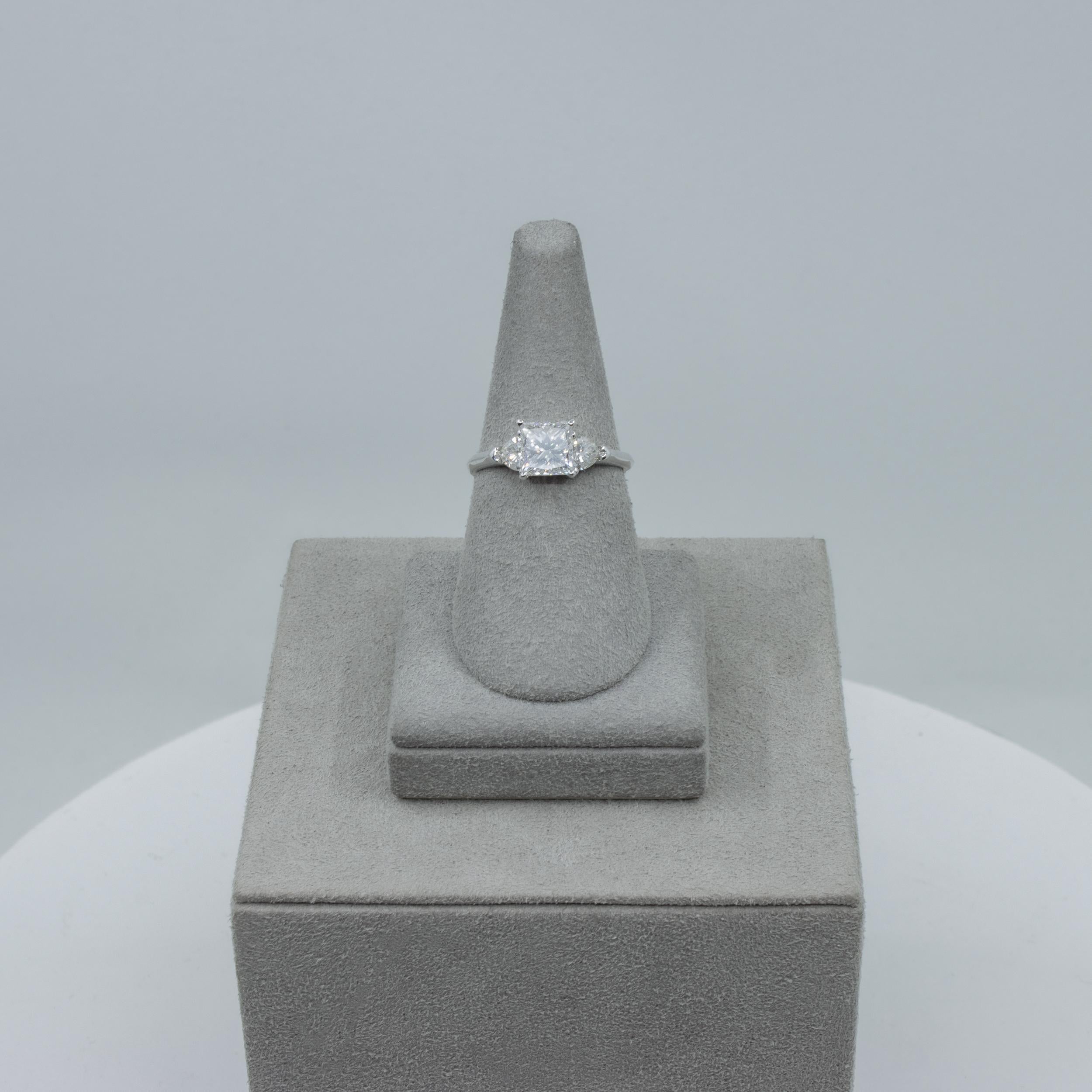 Verlobungsring mit drei Steinen, GIA-zertifizierter 1.32 Karat Diamant im Prinzessinnenschliff im Angebot 3
