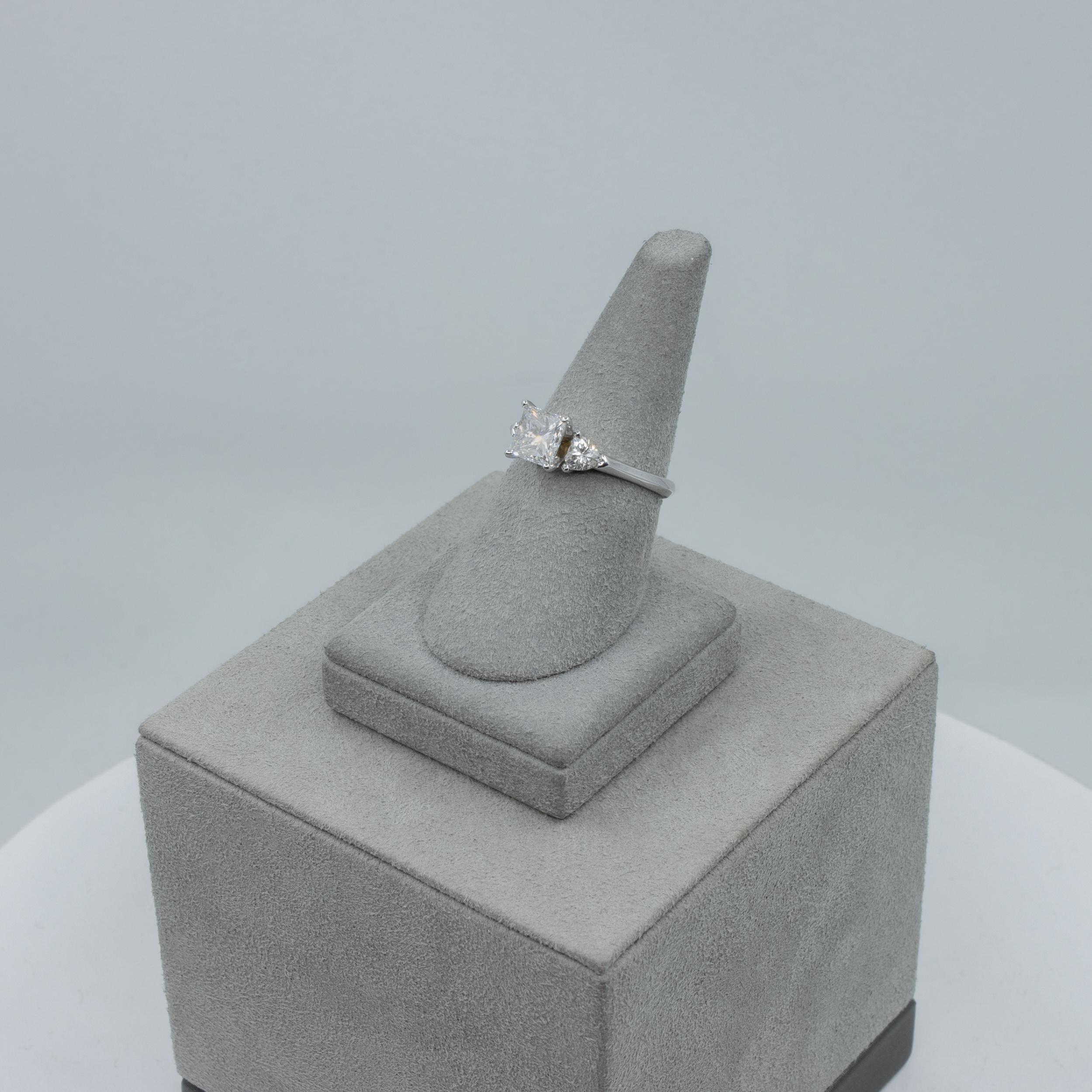 Verlobungsring mit drei Steinen, GIA-zertifizierter 1.32 Karat Diamant im Prinzessinnenschliff im Angebot 5