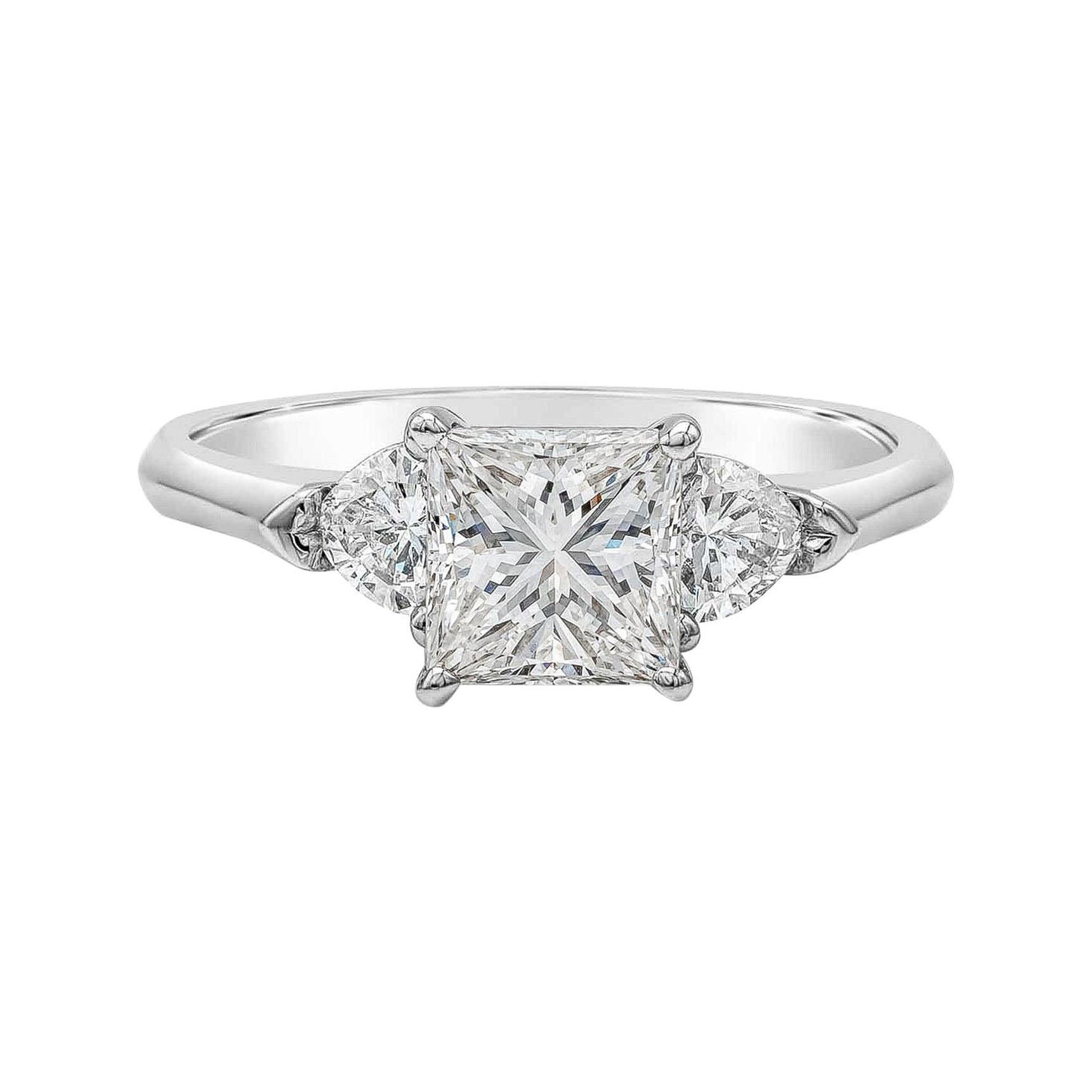 Verlobungsring mit drei Steinen, GIA-zertifizierter 1.32 Karat Diamant im Prinzessinnenschliff im Angebot