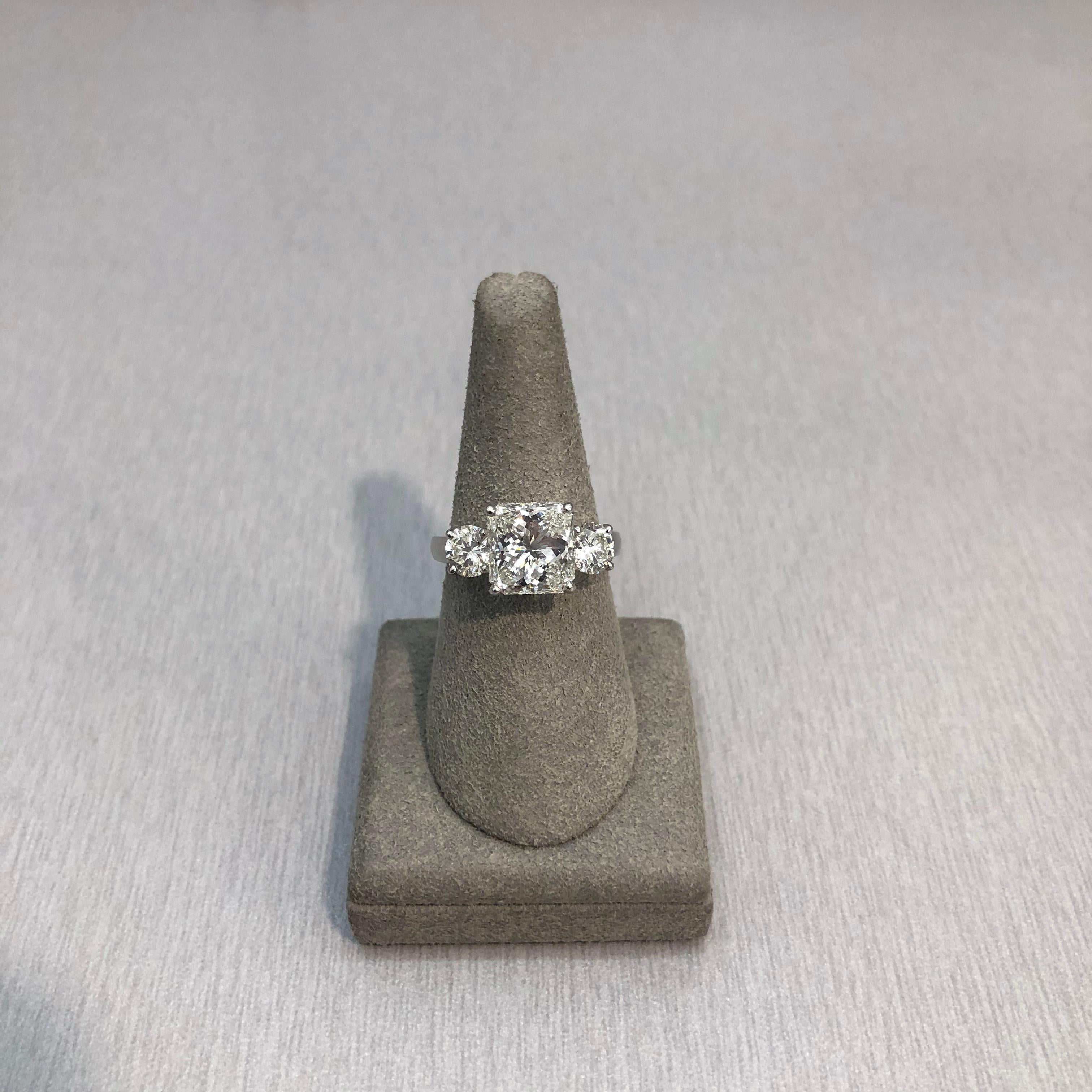 GIA Certified 3.04 Carats Radiant Cut Diamond Three Stone Engagement Ring In New Condition For Sale In New York, NY