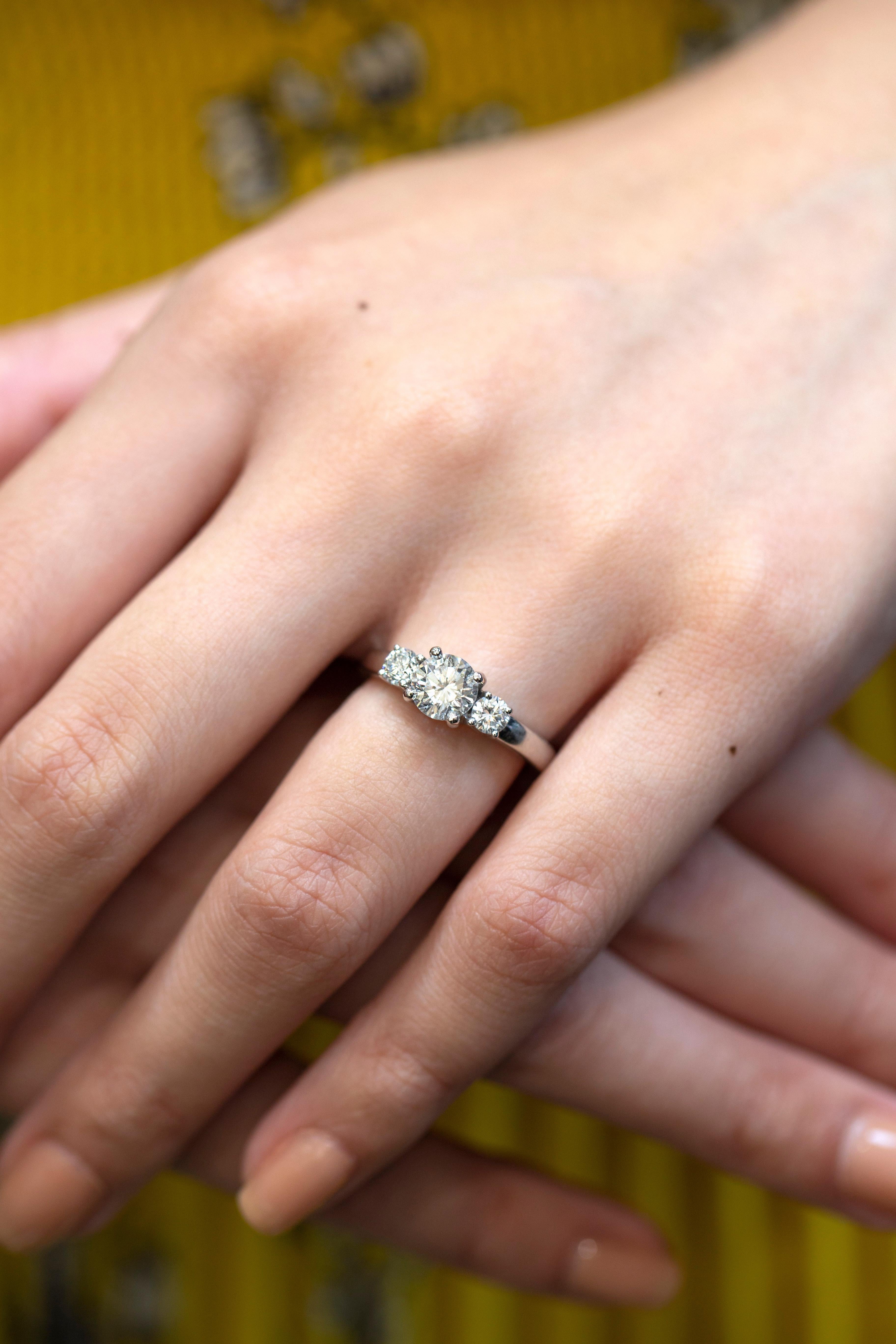 Roman Malakov, Verlobungsring mit GIA-zertifiziertem Diamanten mit drei Steinen im Rundschliff im Zustand „Neu“ im Angebot in New York, NY