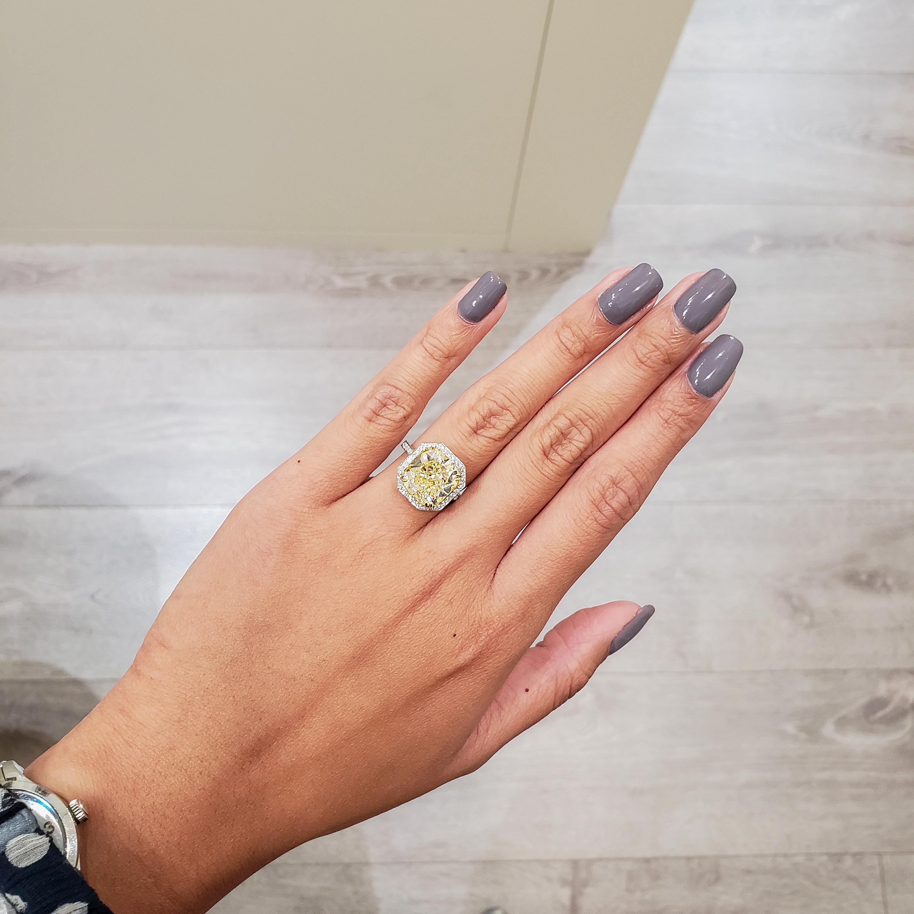 Taille coussin antique Bague de fiançailles Halo en diamant jaune fantaisie certifié GIA de 7,64 carats à taille coussin en vente
