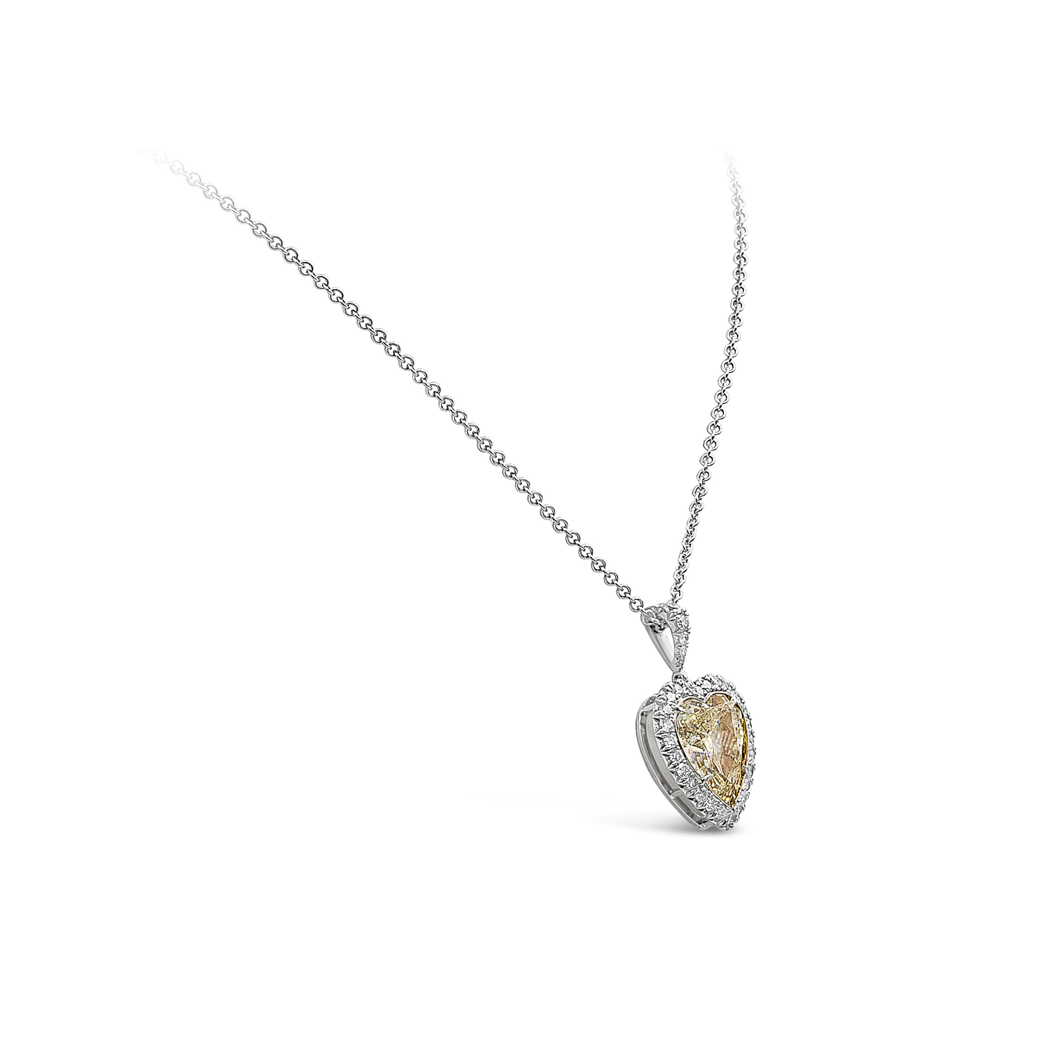 Collier pendentif bien travaillé et vibrant mettant en valeur un diamant jaune de 8,07 carats certifié par le GIA comme étant de couleur Y-Z, serti dans une monture en or jaune 18k à cinq griffes. Entouré d'une seule rangée de diamants ronds de