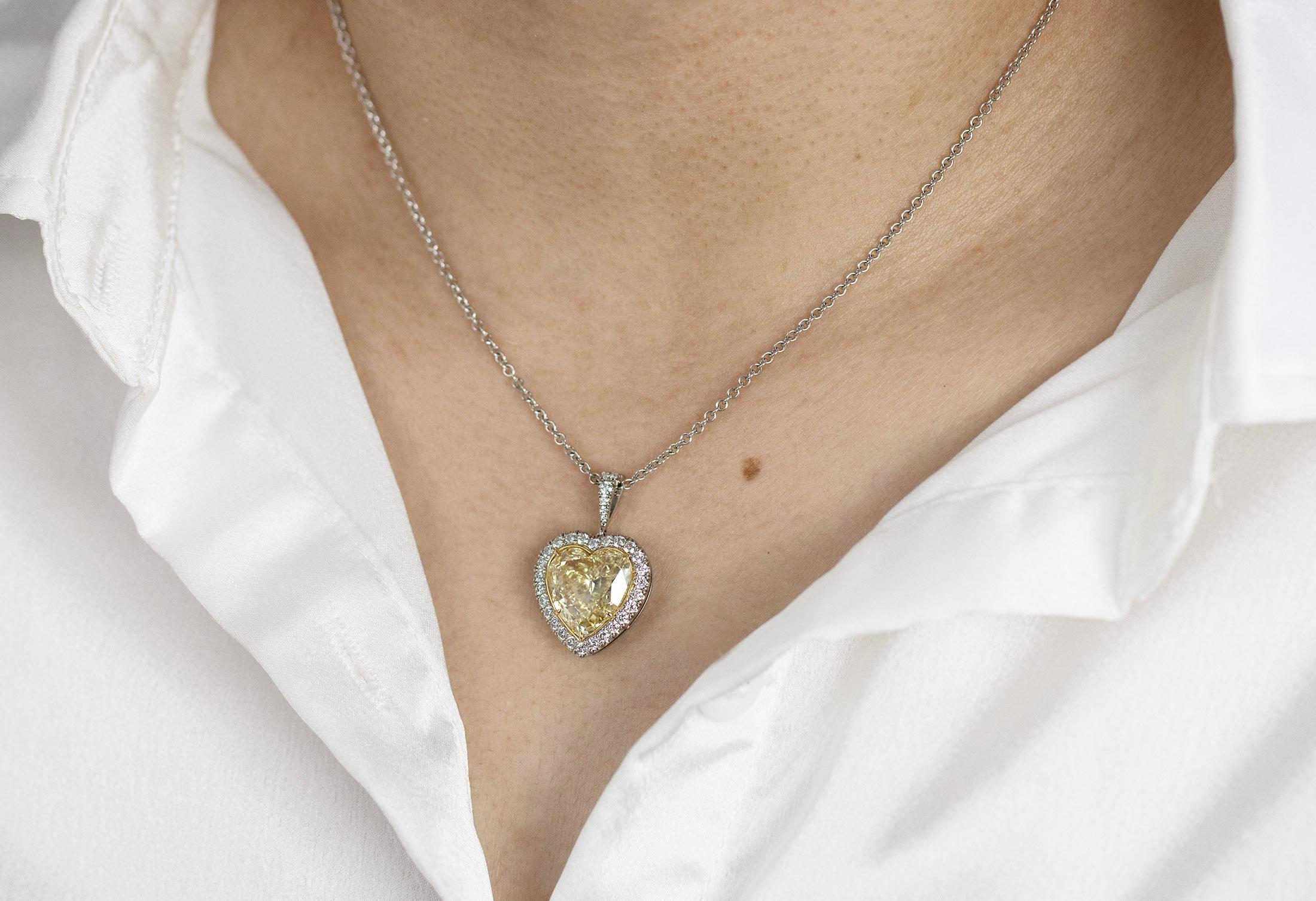 Collier à pendentif en forme de cœur en diamant jaune clair de 8,05 carats certifié par le GIA Neuf - En vente à New York, NY