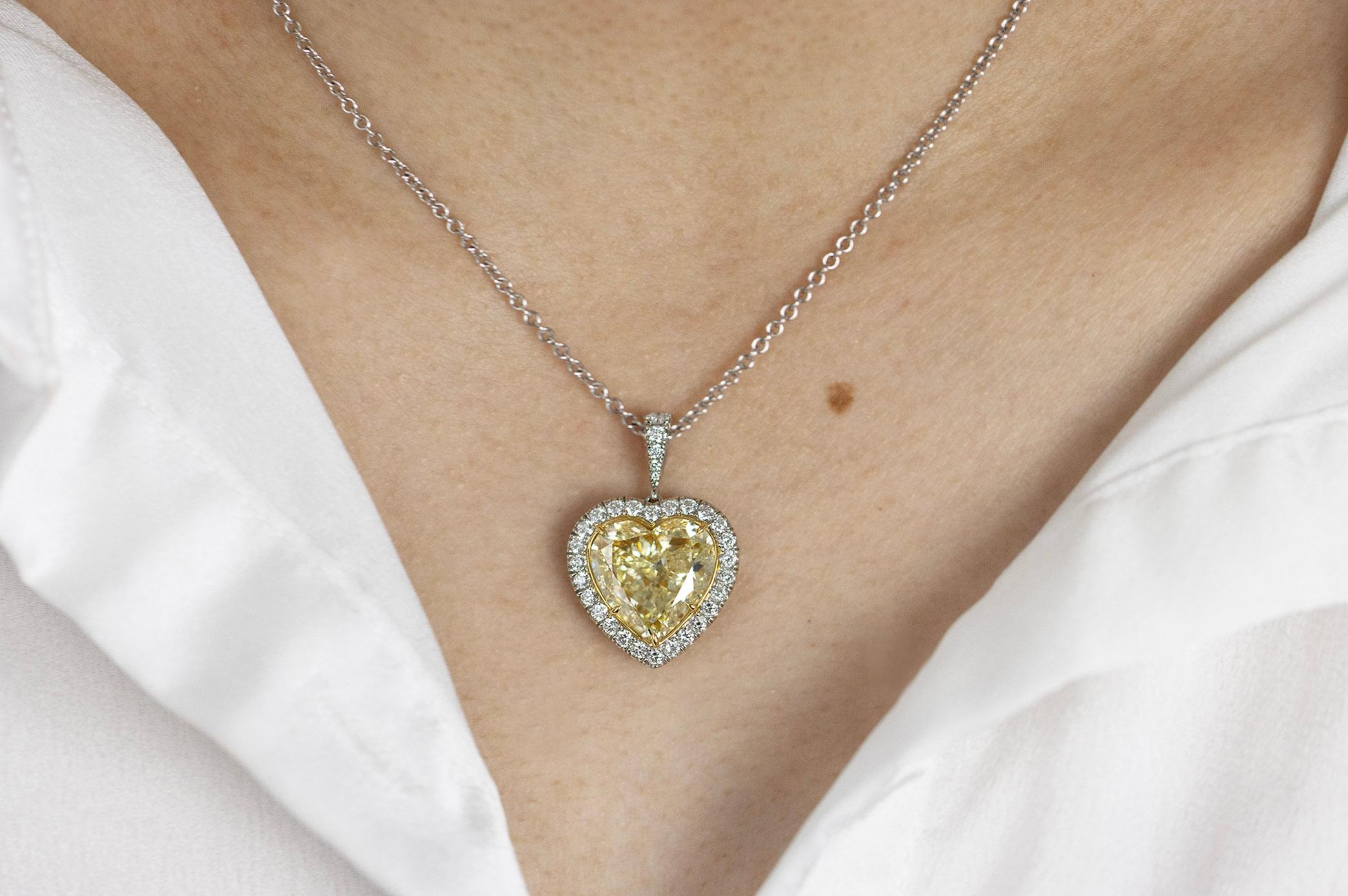Collier à pendentif en forme de cœur en diamant jaune clair de 8,05 carats certifié par le GIA Pour femmes en vente