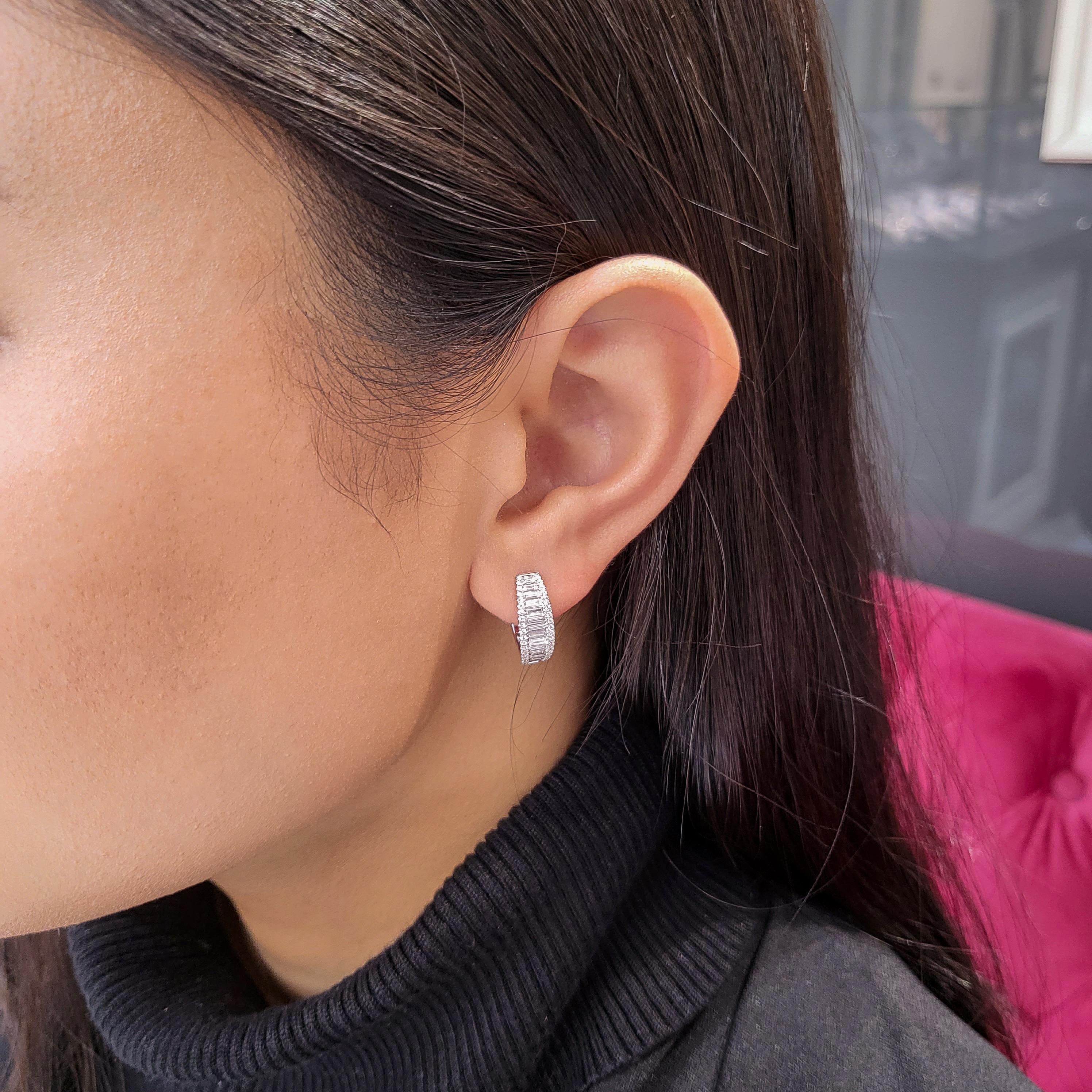 1,20 Karat Baguette- und Rundschliff-Diamant-Ohrringe mit Graduierung im Zustand „Neu“ im Angebot in New York, NY