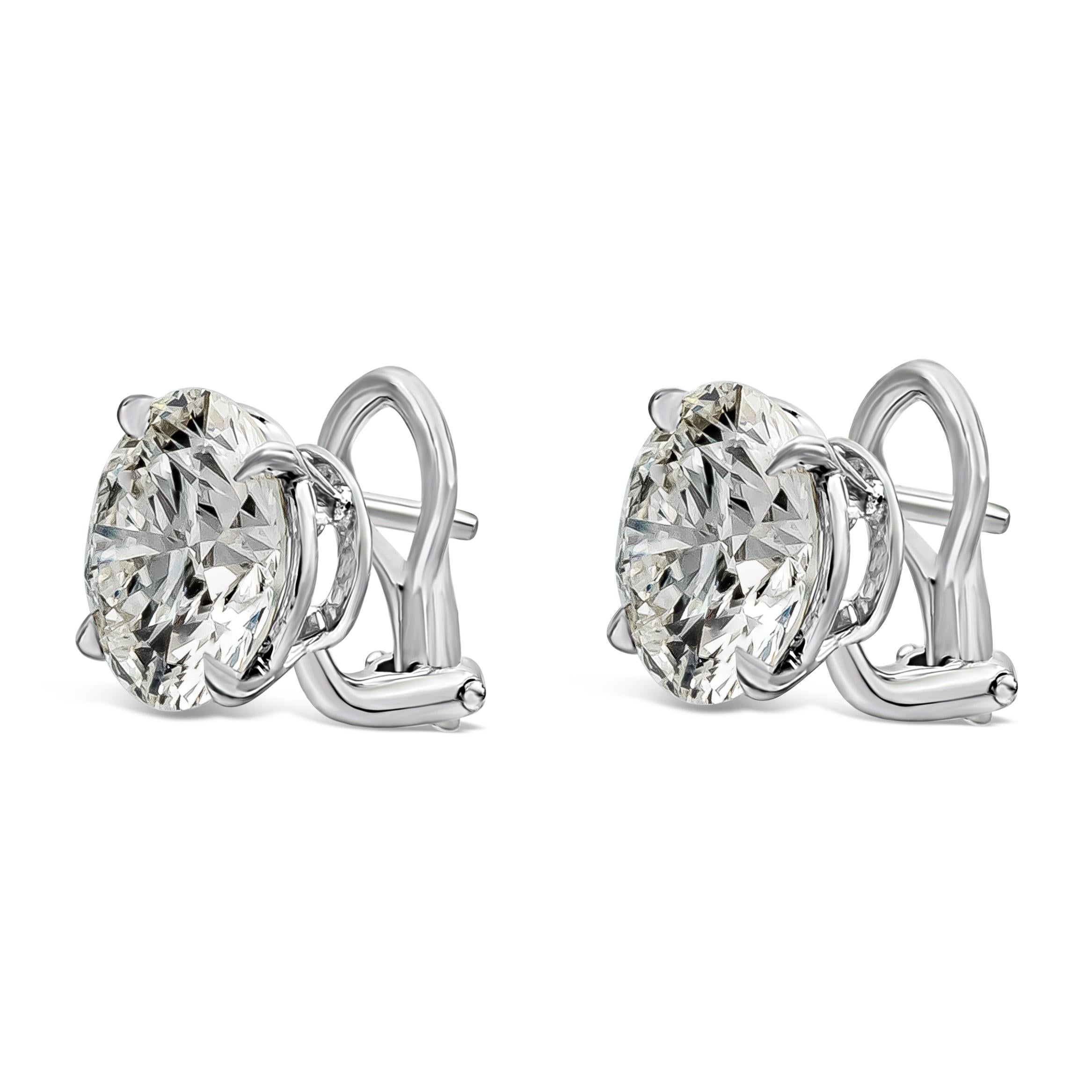 Une paire de boucles d'oreilles classiques mettant en valeur deux diamants ronds brillants certifiés HRD pesant 11,46 carats au total, des diamants parfaitement assortis de couleur I et de pureté VS1. Serti dans un simple panier en platine à quatre