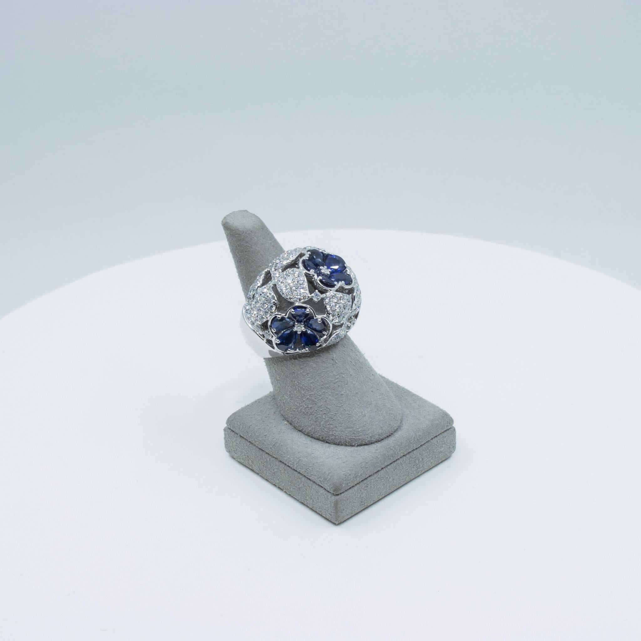 Roman Malakov 8.11 Carat Total Blue Sapphire & Diamond Floral Fashion Ring For Sale 5