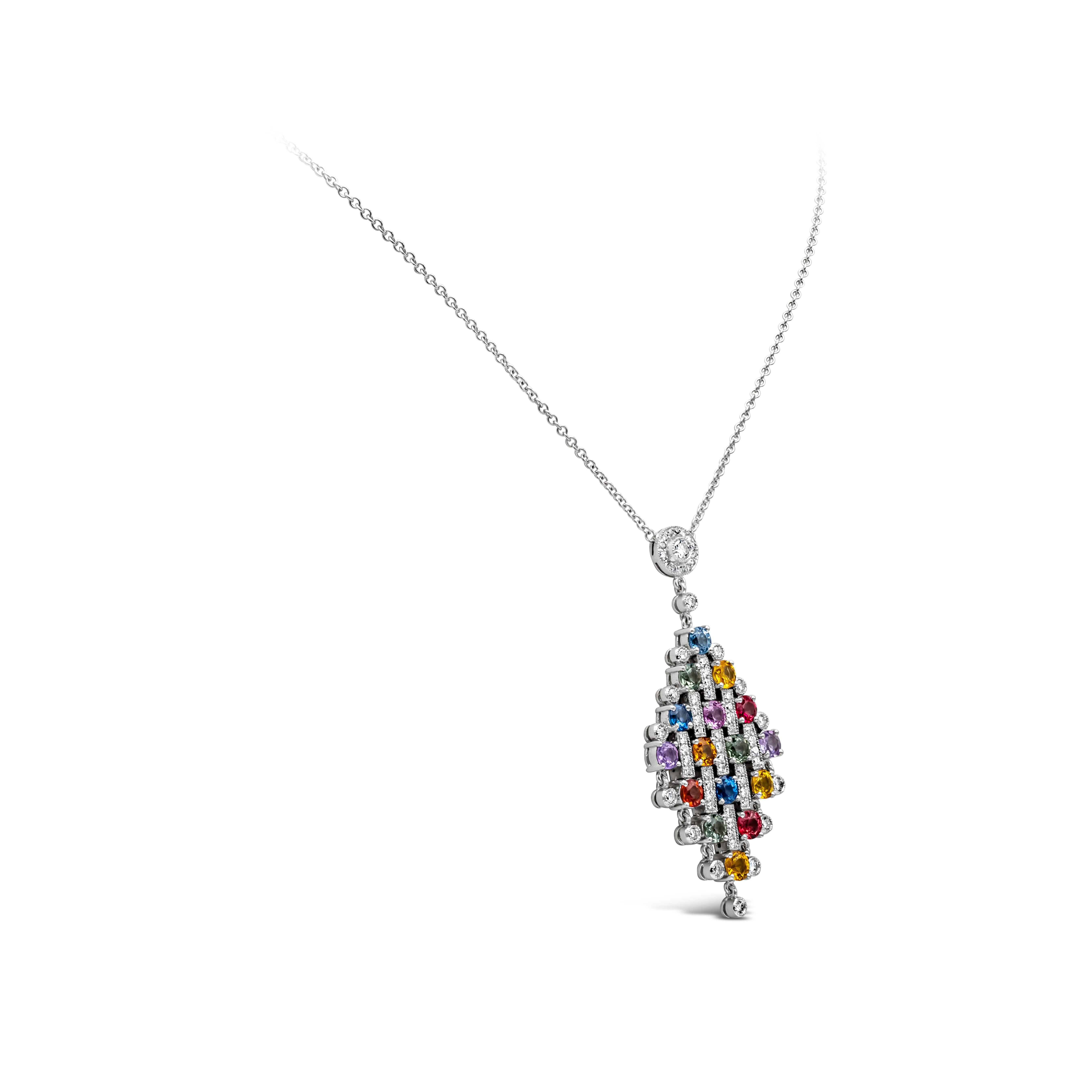 Elegante colgante con zafiros redondos multicolores de 5,76 quilates en total, engastados en cuatro garras. Acentuado por diamantes redondos de talla brillante con un peso total de 1,12 quilates, engastados en un diseño geométrico. Finamente