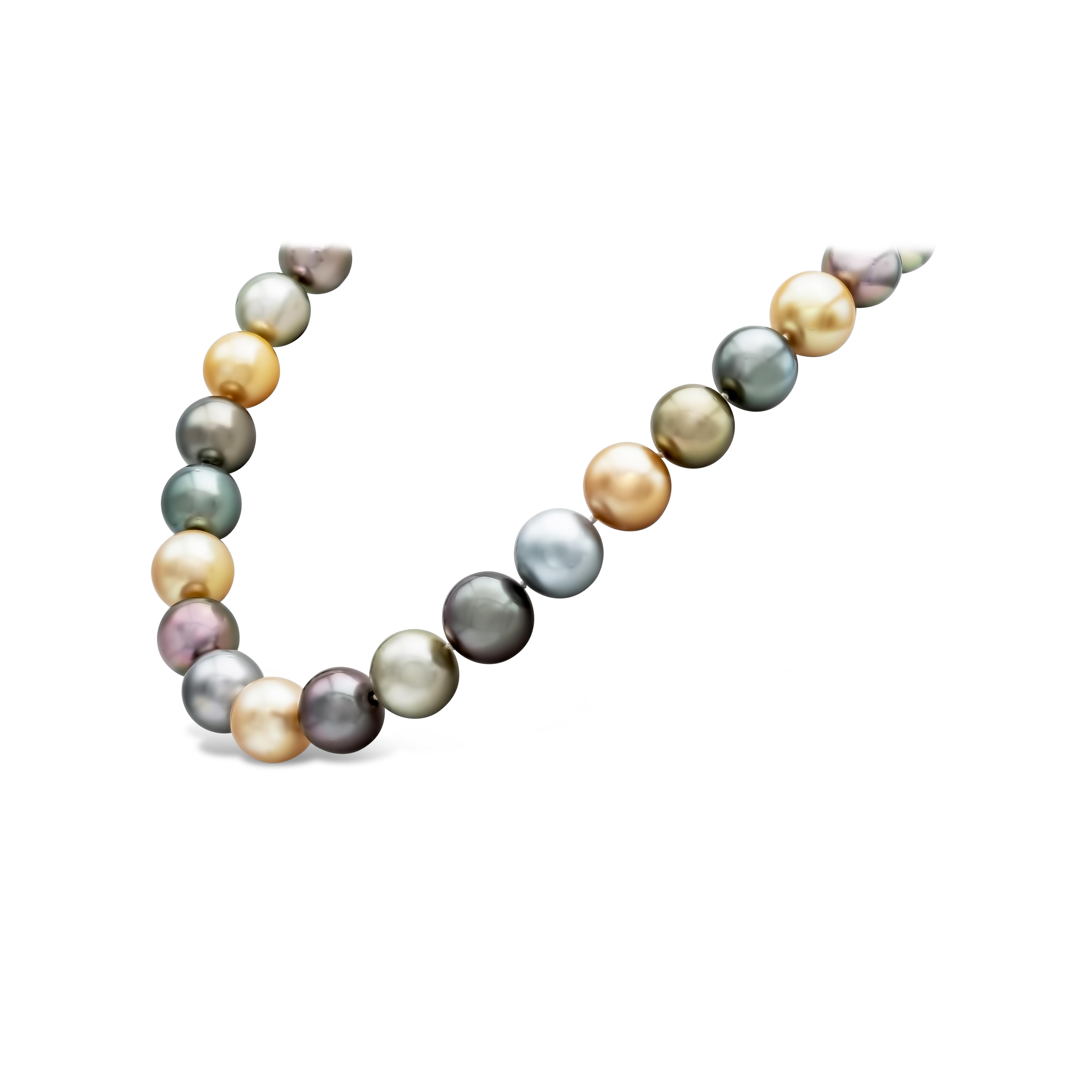 Eine sehr vielseitige mehrfarbige Perlenkette mit 12,1-15,3 mm großen Südsee- und Tahiti-Perlen. Diese Halskette besteht aus 29 Perlen und ist mit einem goldenen Kugel-Diamant-Verschluss versehen. 17 Zoll in Länge.  Die Länge dieser Halskette kann