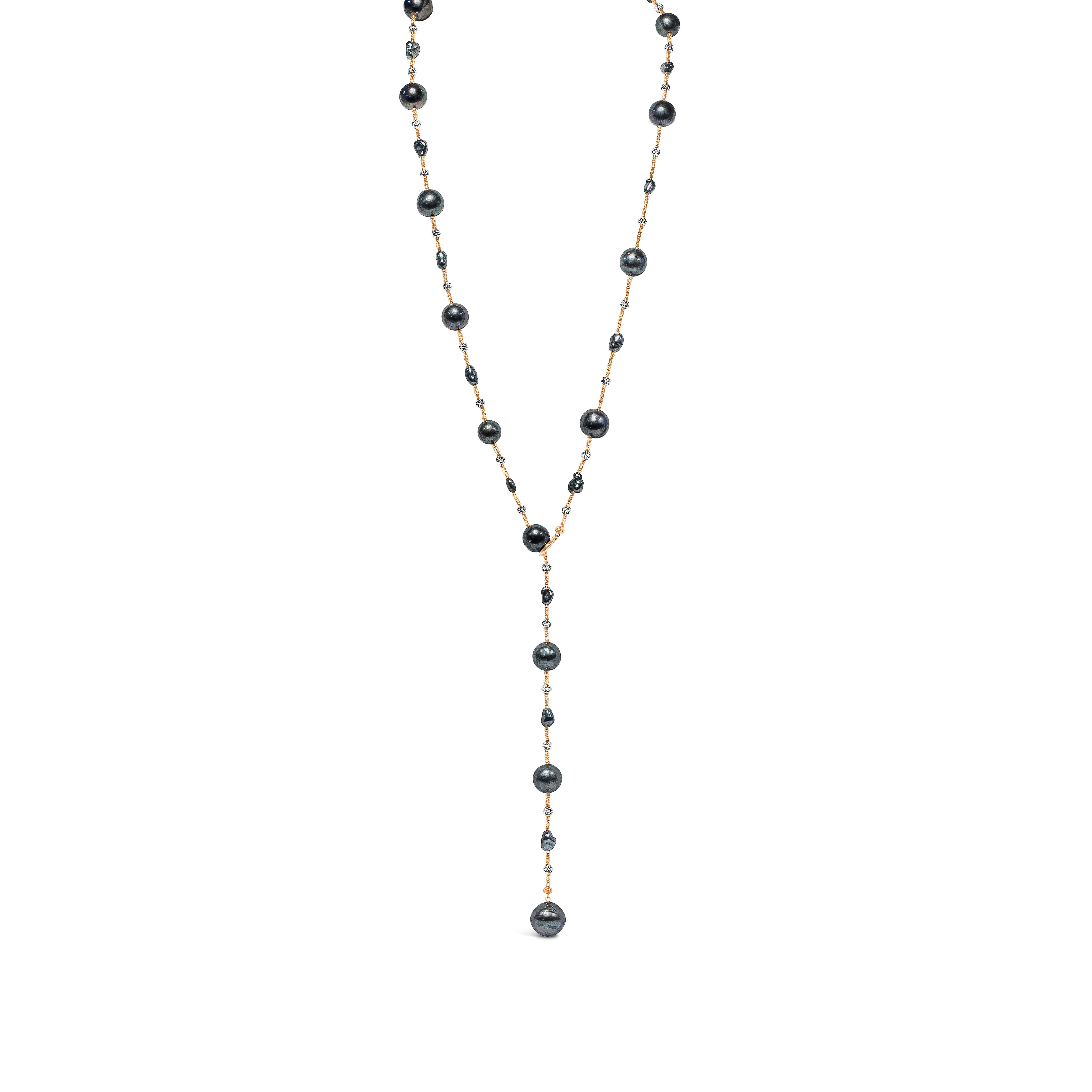 Eine sehr vielseitige Halskette mit 11-14 mm großen Tahiti-Perlen, die durch Knoten aus 18 Karat Weißgold getrennt sind. 32 Zoll in der Länge und kann auf mehrere Arten als Halskette oder Armband verwendet werden. Hergestellt aus 18 Karat