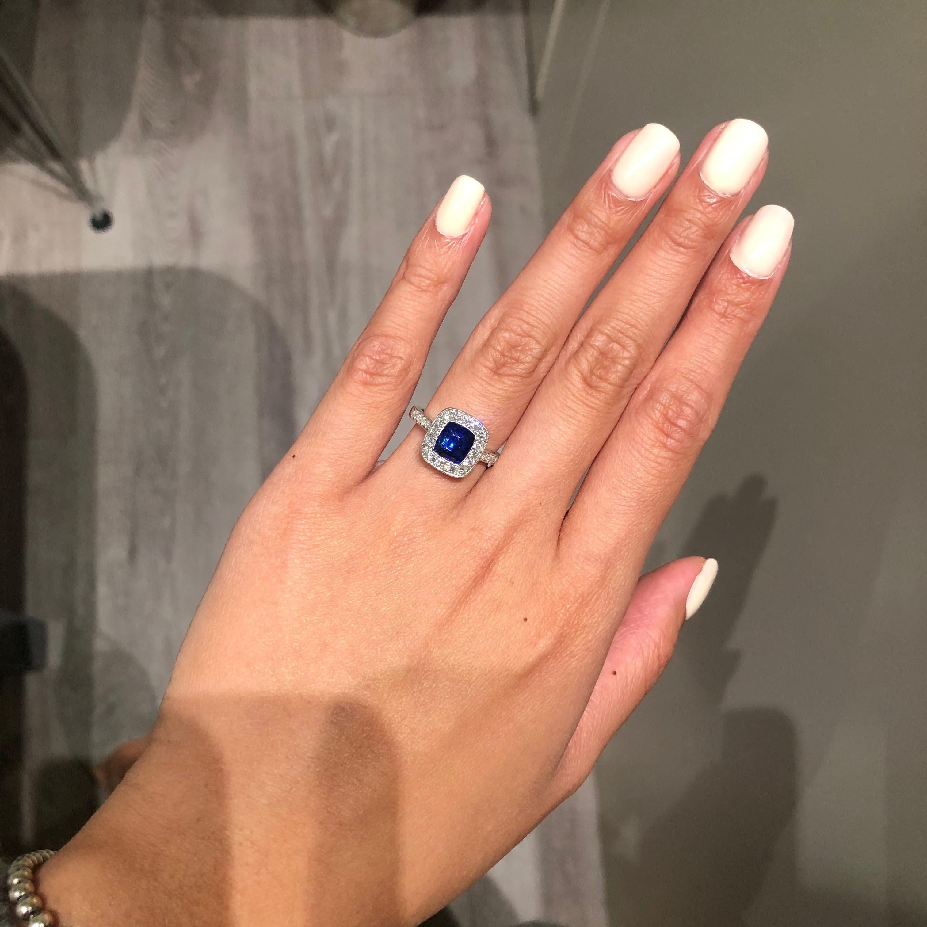 Contemporain Bague de fiançailles Roman Malakov en saphir bleu non chauffé et halo de diamants en vente