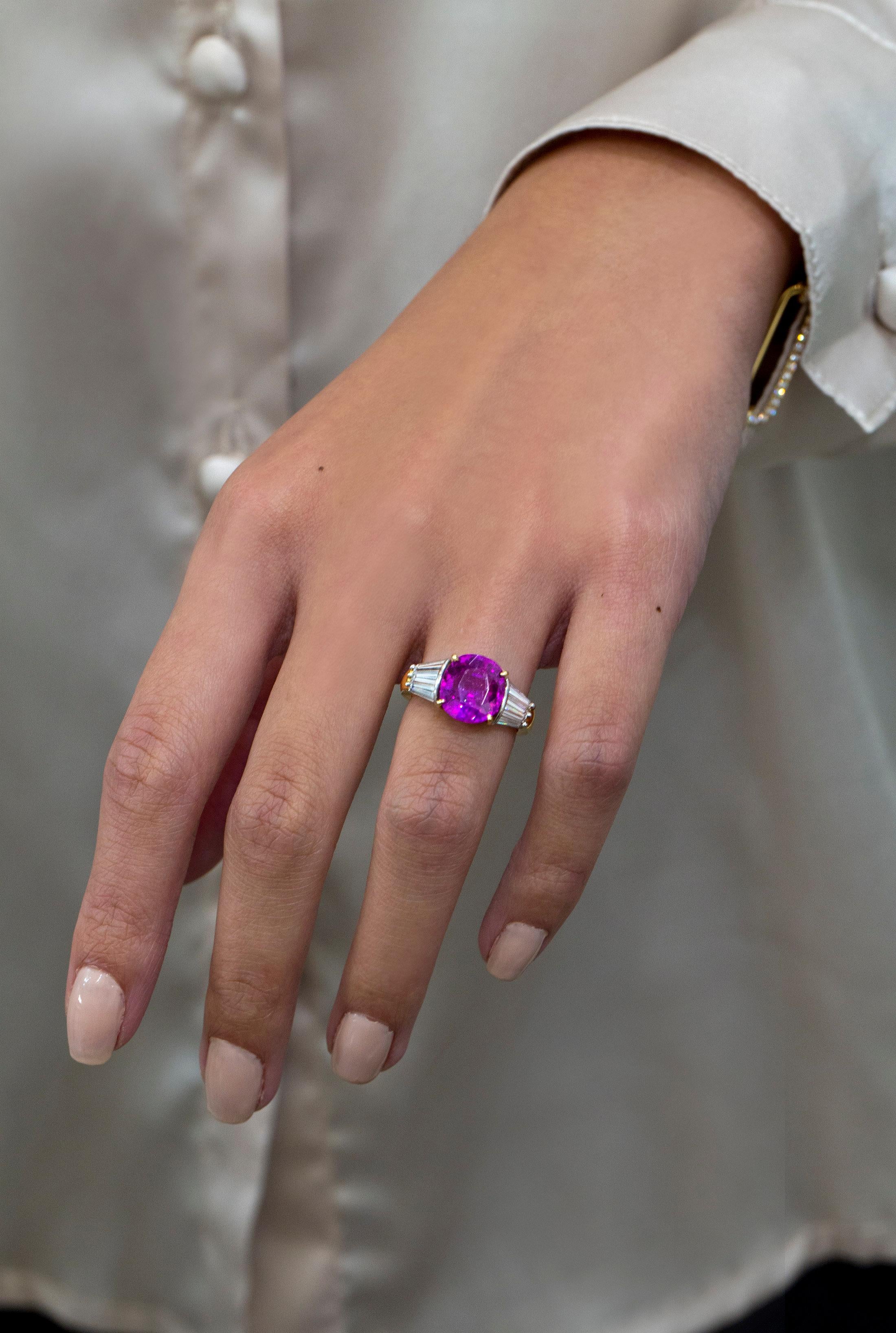 Taille coussin Saphir rose violet naturel taille ovale de 4,95 carats, sans chaleur, trois pierres de fiançailles  en vente