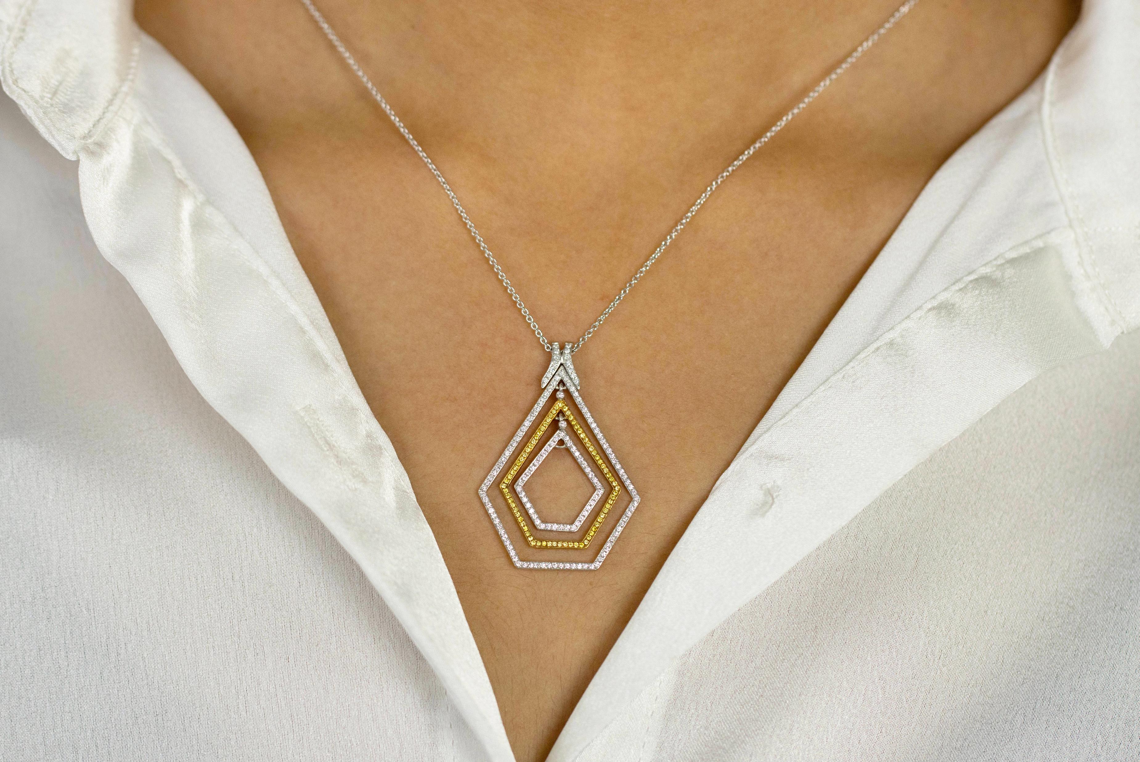 Moderno Roman Malakov Diamonds, collana con ciondolo a pentagono con diamanti tondi e brillanti da 0,63 carati totali in vendita