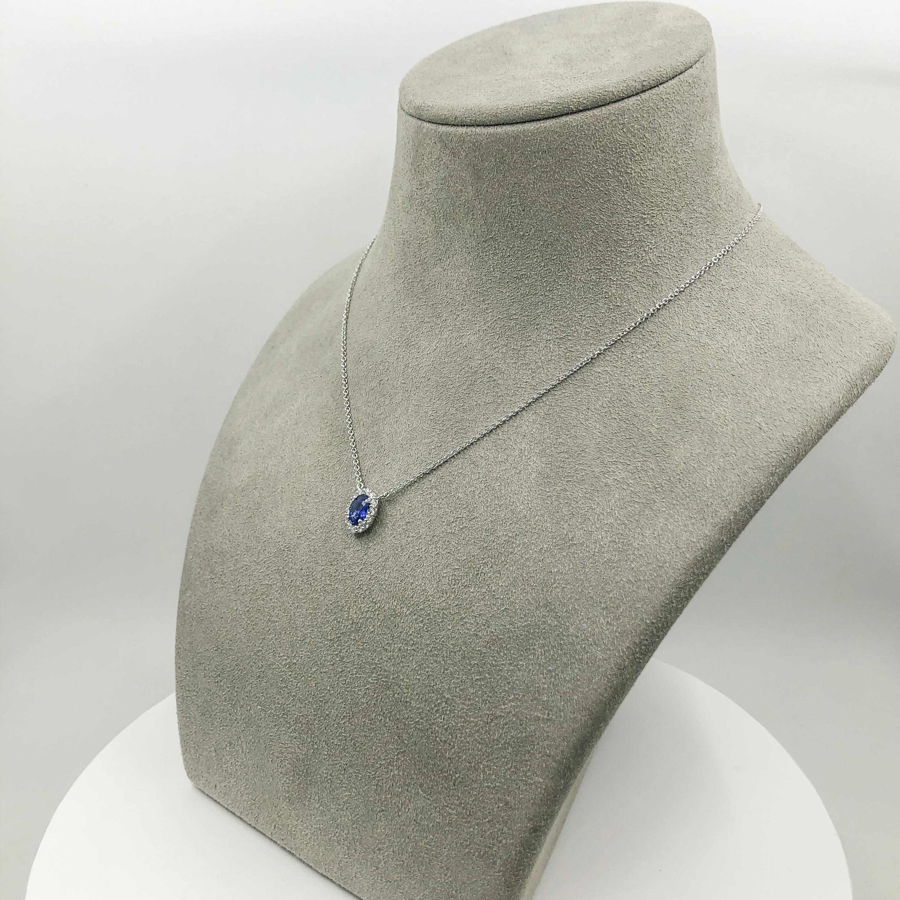 0,73 Karat Ovalschliff Blauer Saphir und Diamant Halo-Anhänger Halskette  im Angebot 1