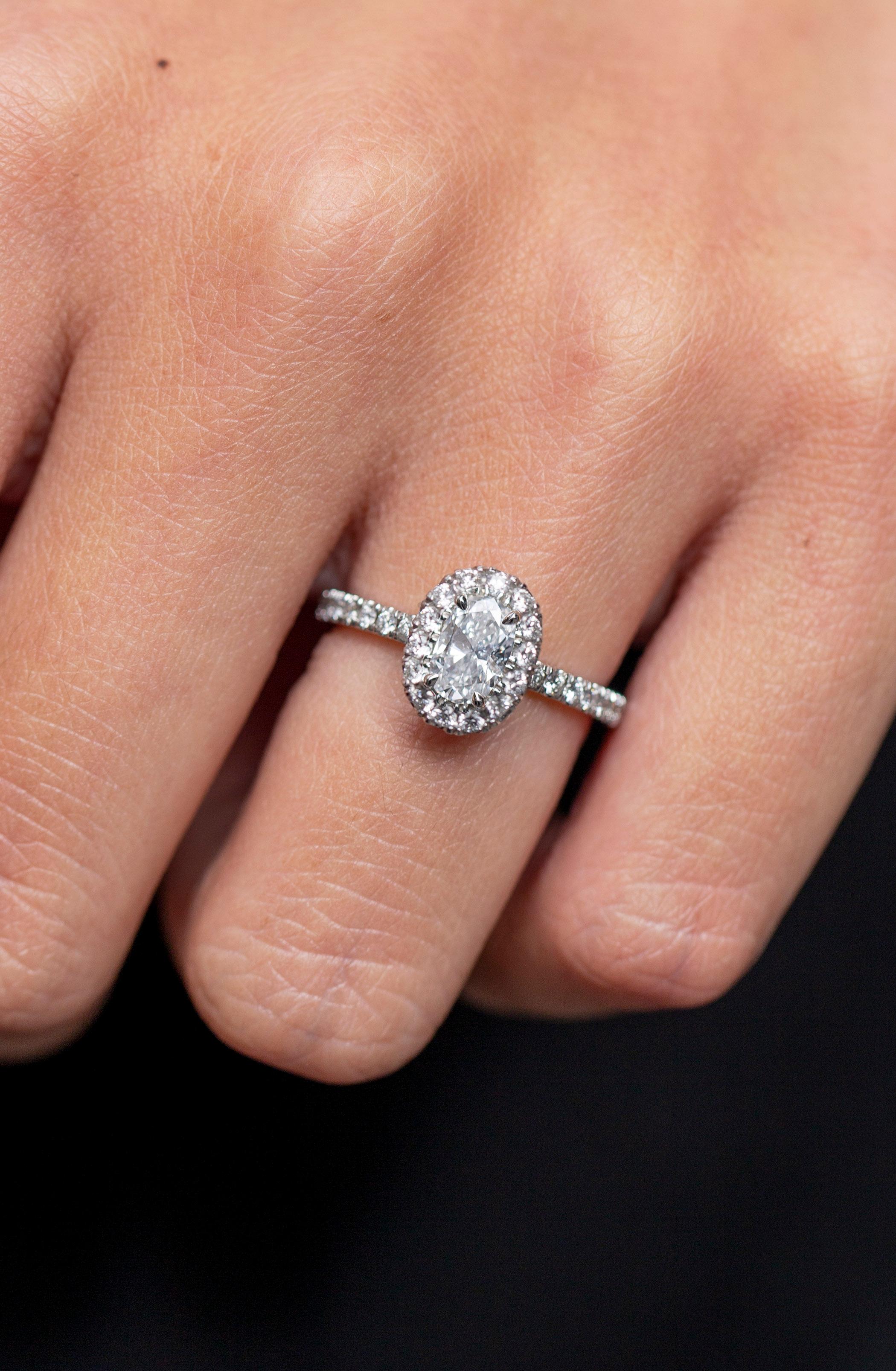 Roman Malakov Verlobungsring mit 0,60 Karat Diamant-Halo im Ovalschliff im Zustand „Neu“ im Angebot in New York, NY