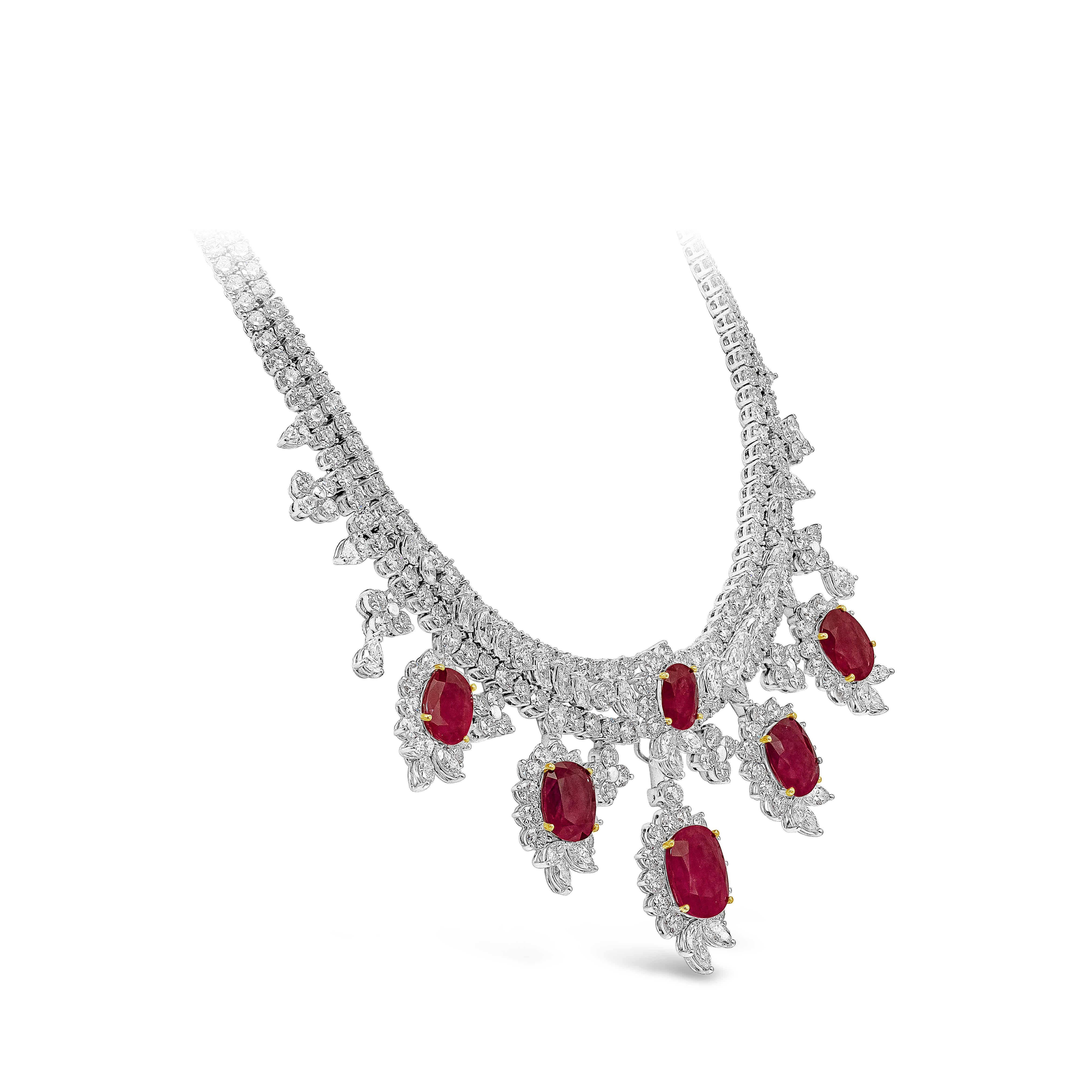 Ein bedeutendes und sehr seltenes Collier mit leuchtenden und farbenprächtigen Rubinen im Ovalschliff, gefasst in einem schönen Tropfen-Design. Eine aufwendig gestaltete Halskette, die mit Brillanten in einer doppelreihigen Fassung verziert ist. Das