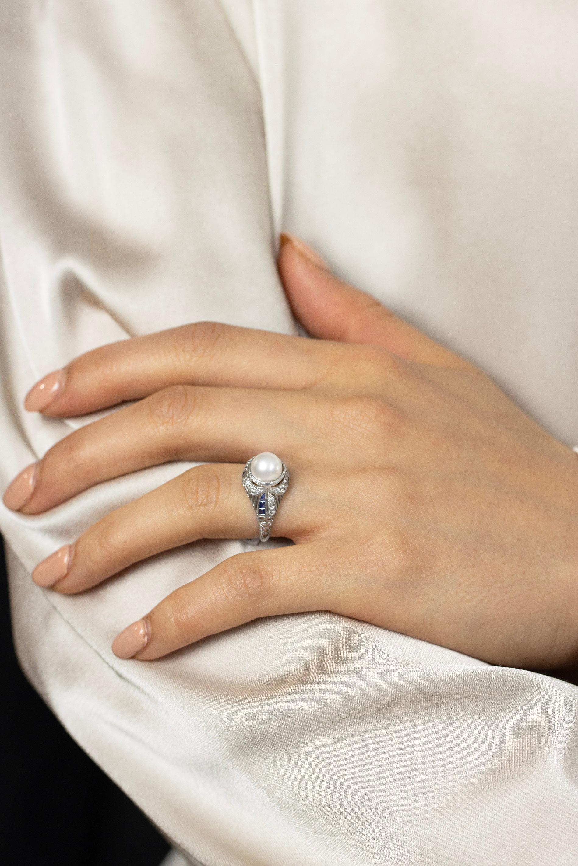 Antique 7.15 mm Pearl & Round Cut Diamond & Blue Sapphire Art Deco Platinum Ring In Good Condition For Sale In New York, NY