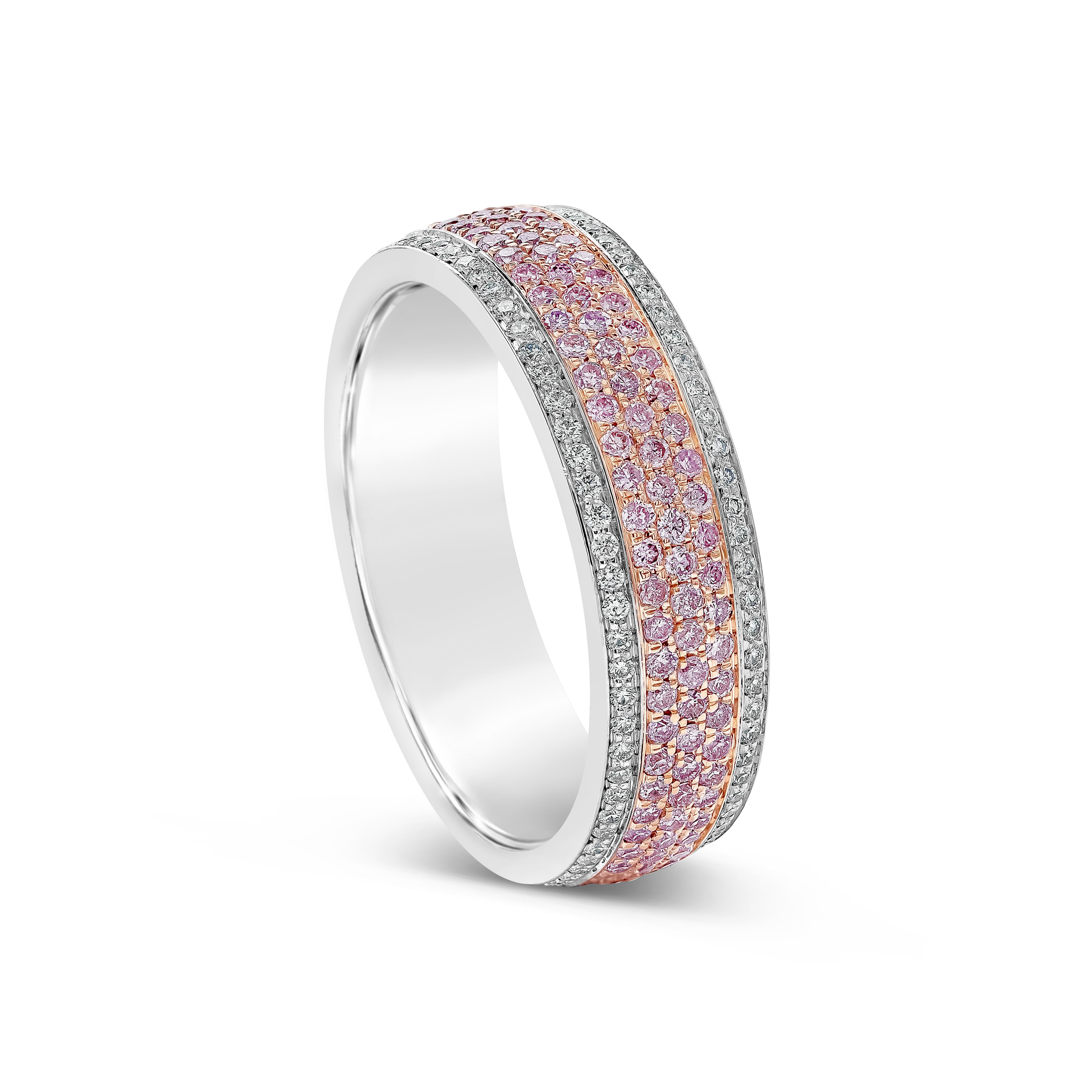 Ein wunderschöner und schicker Ehering mit drei Reihen leuchtend rosafarbener Diamanten, mikrogefasst in weißen Brillanten. Hergestellt aus 14 Karat Roségold und Platin. Die rosafarbenen Diamanten wiegen insgesamt 0,85 Karat; die weißen Diamanten