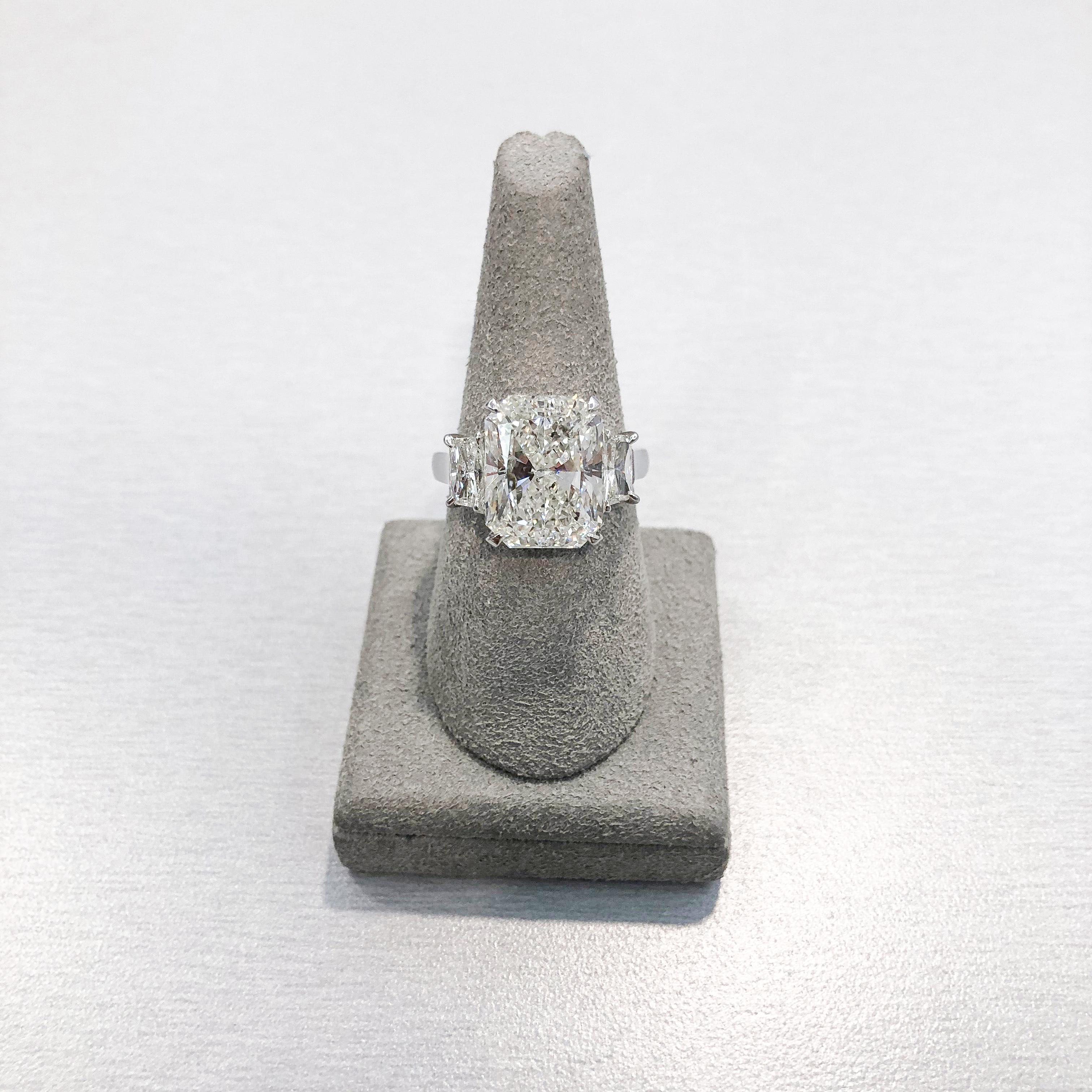 Contemporain Roman Malakov Bague de fiançailles à trois pierres en diamant taille radiant de 8.01 carats en vente