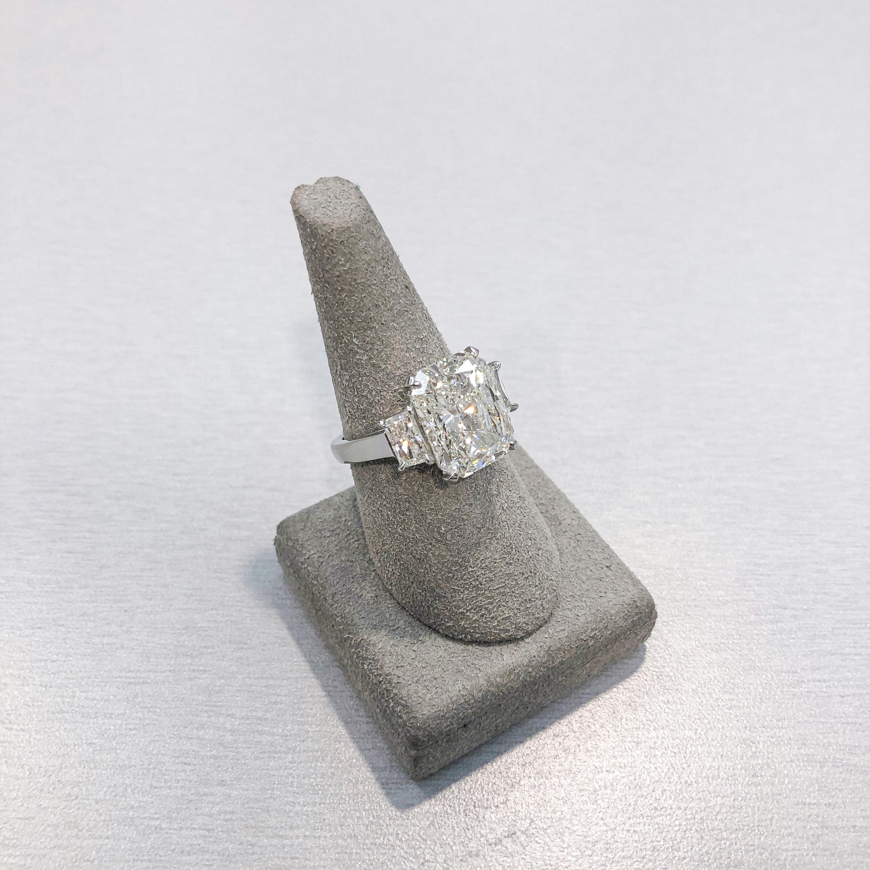 Taille radiant Roman Malakov Bague de fiançailles à trois pierres en diamant taille radiant de 8.01 carats en vente