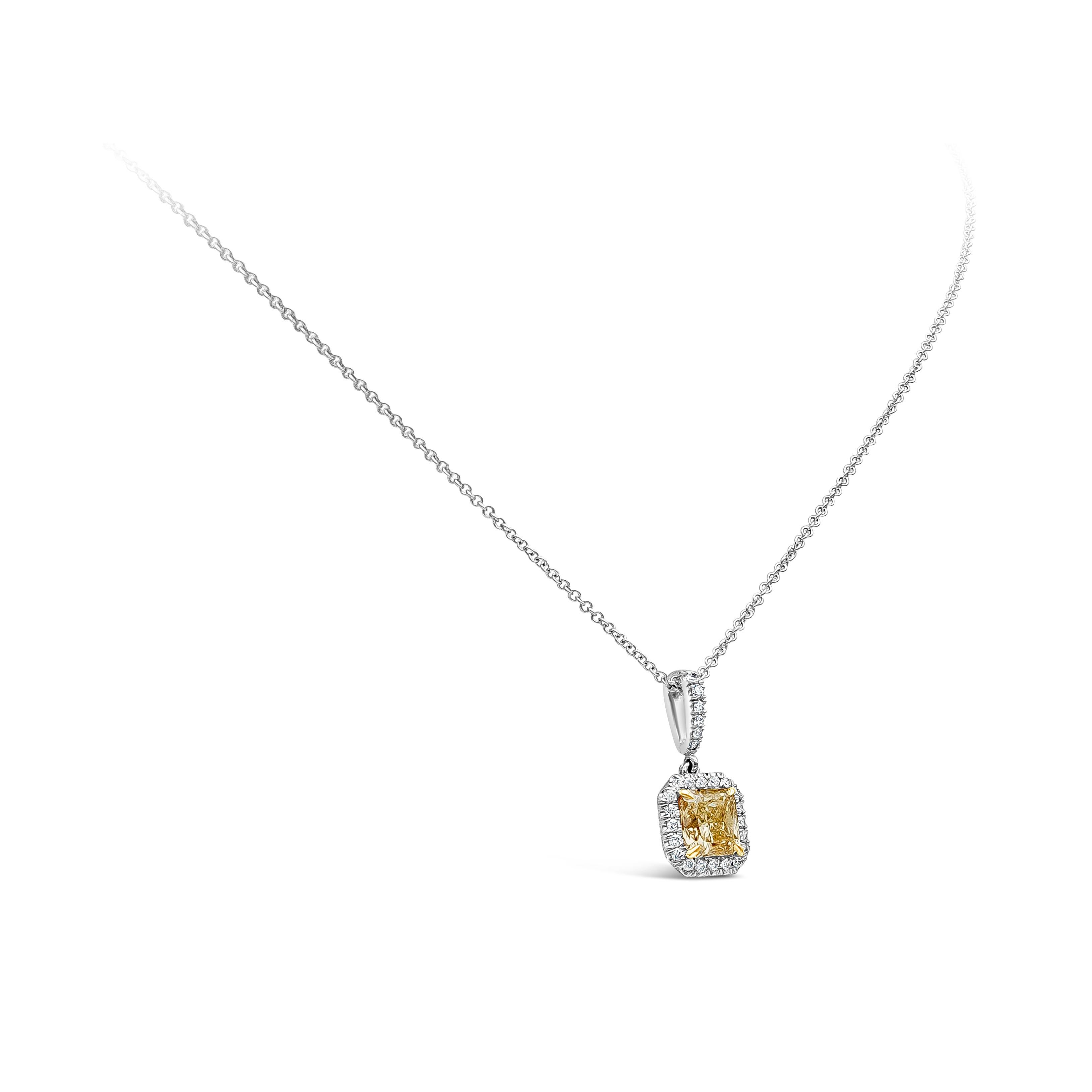 Contemporain Roman Malakov, collier à pendentif halo de diamants jaunes taille radiant en vente