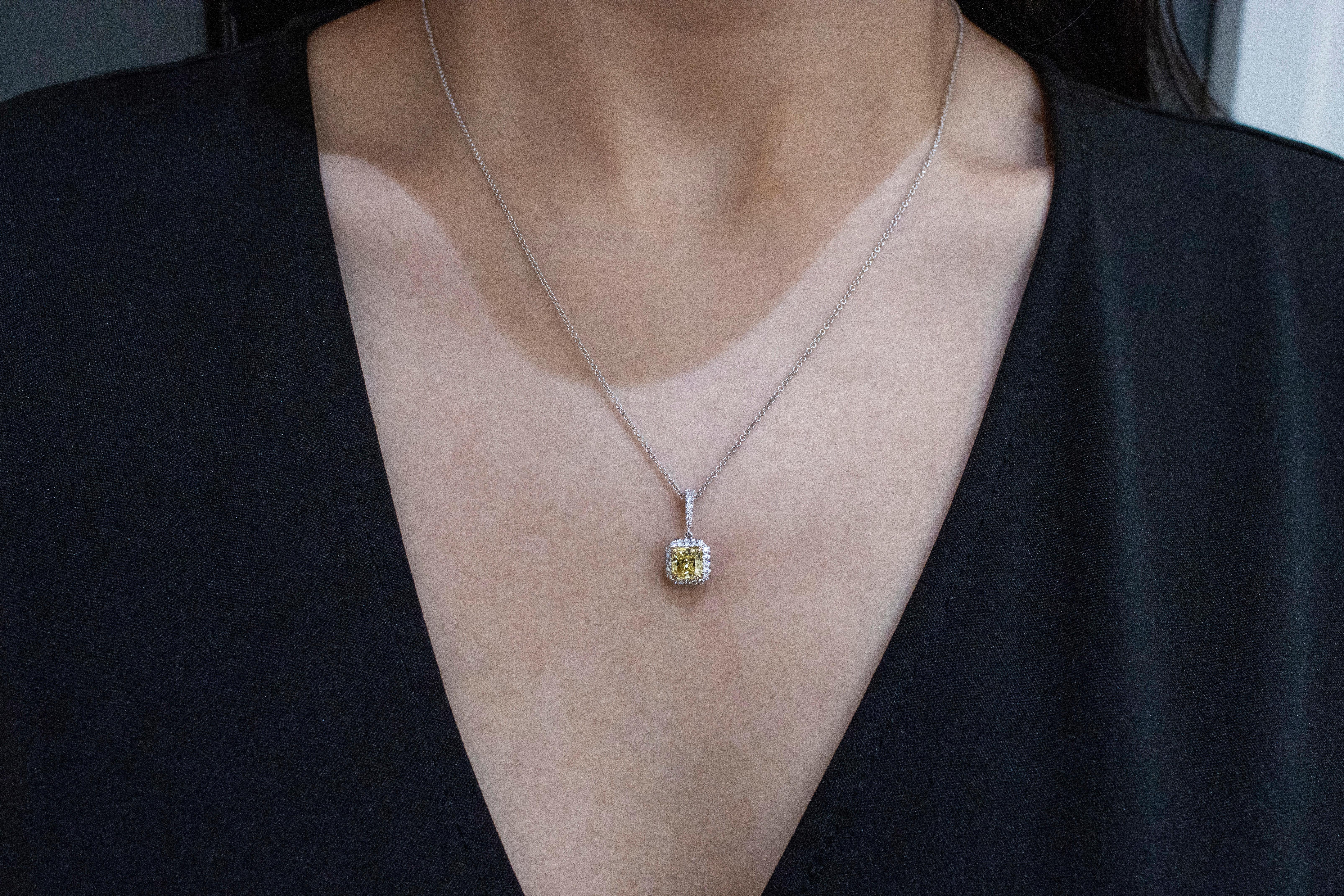 Taille radiant Roman Malakov, collier à pendentif halo de diamants jaunes taille radiant en vente
