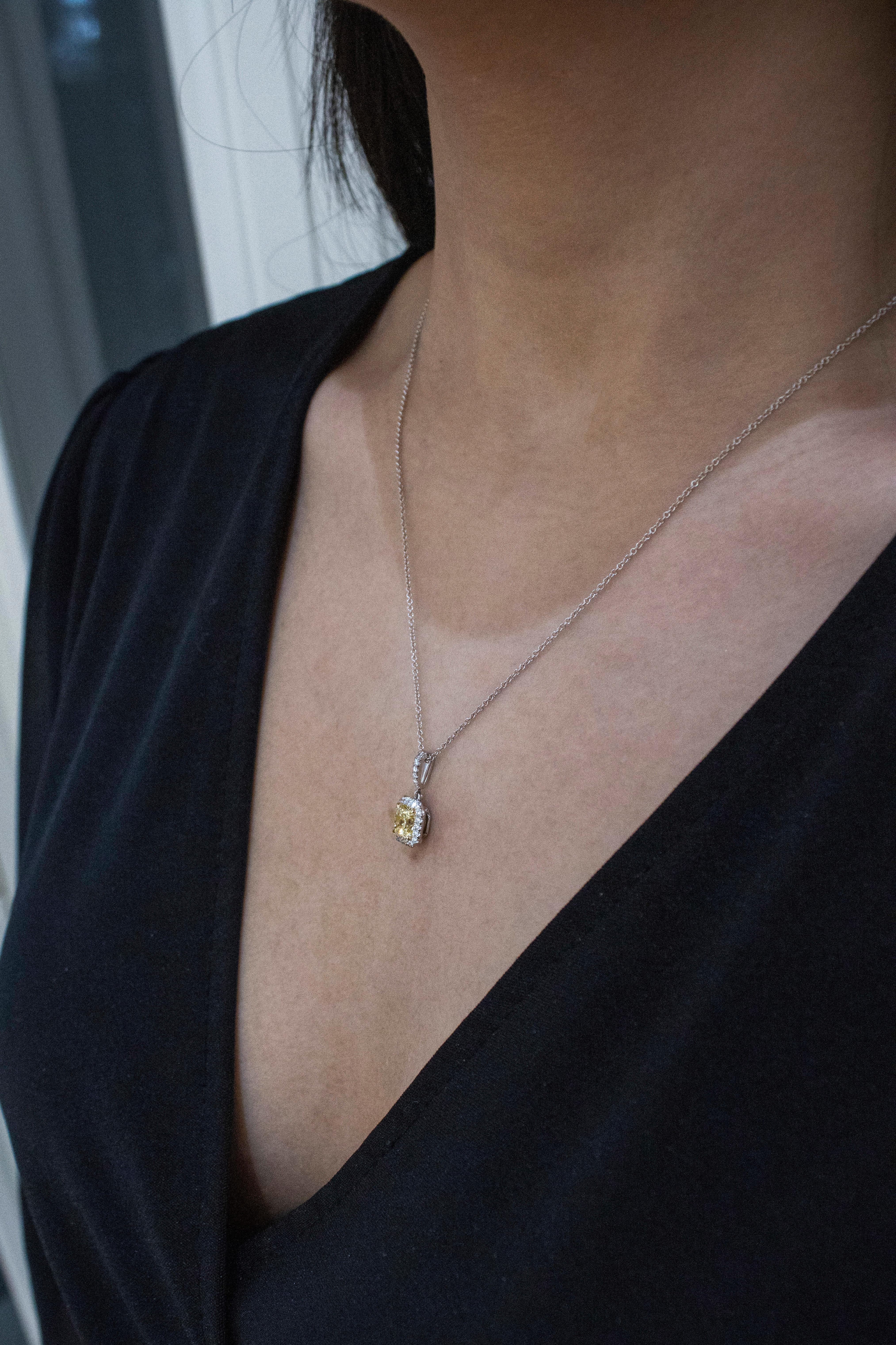 Roman Malakov, collier à pendentif halo de diamants jaunes taille radiant Pour femmes en vente