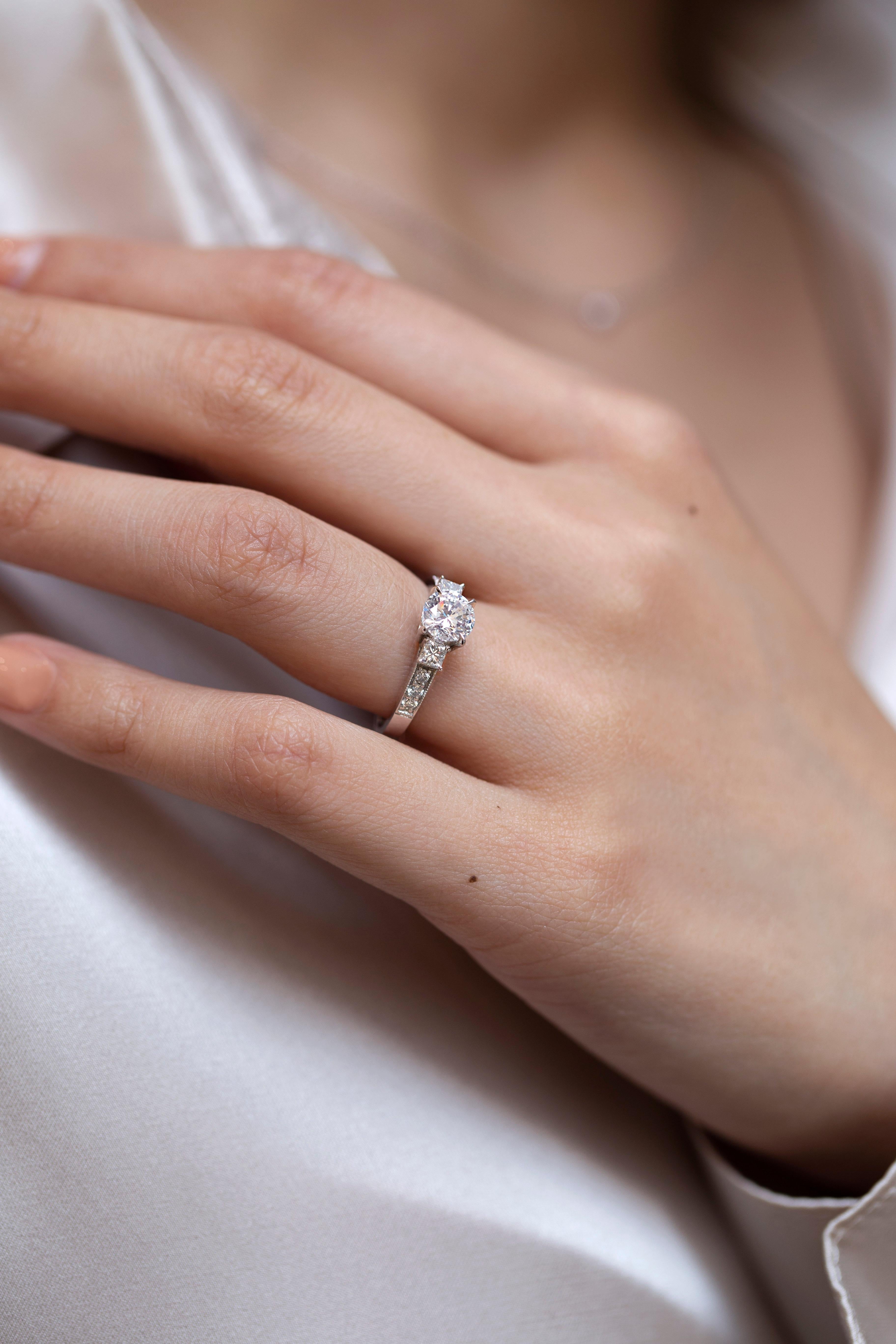 Taille ronde Roman Malakov, bague de fiançailles avec diamants taille ronde de 1,28 carats au total et pierres latérales en vente