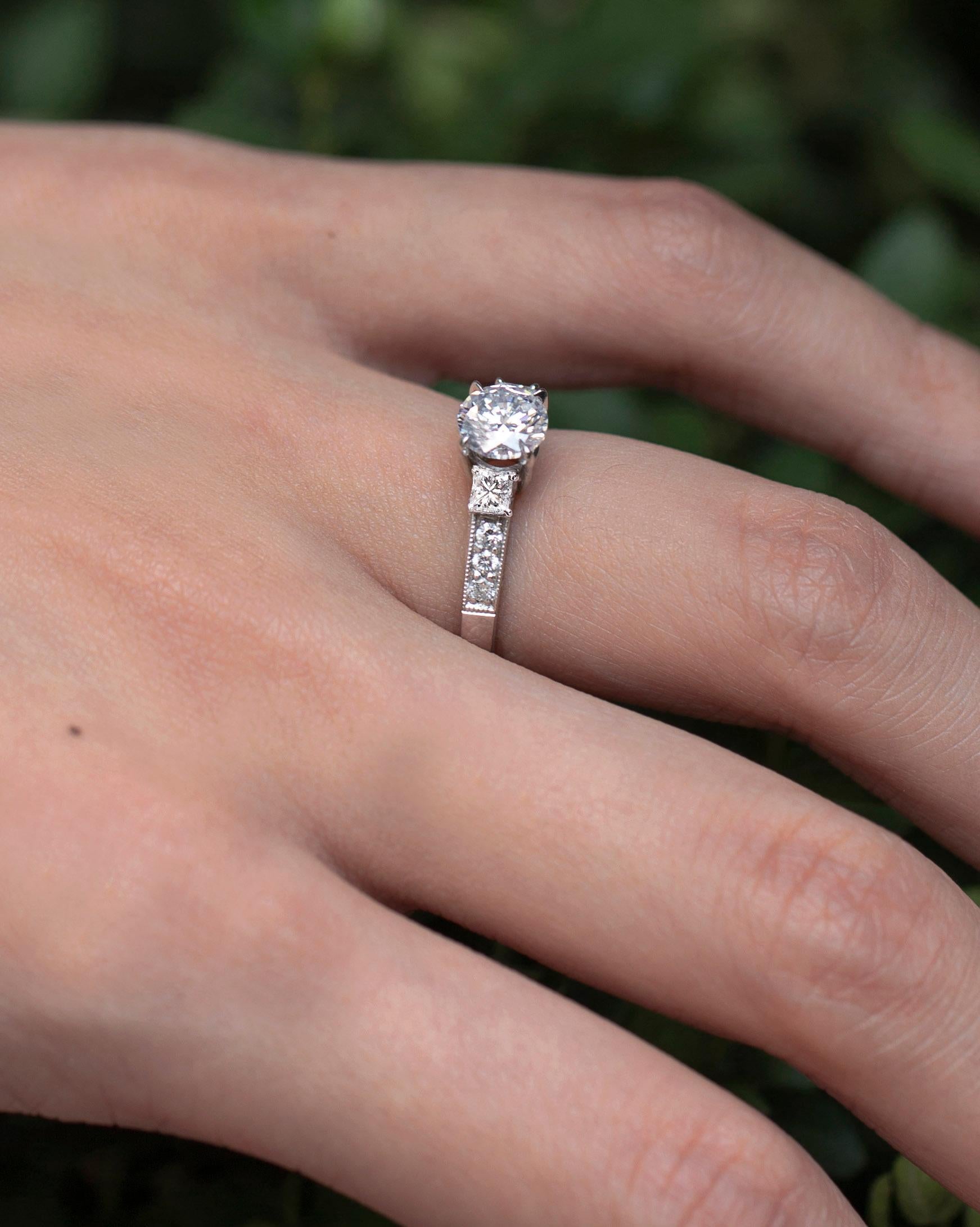 Roman Malakov, bague de fiançailles en platine avec diamant taille ronde de 0,96 carat Neuf - En vente à New York, NY